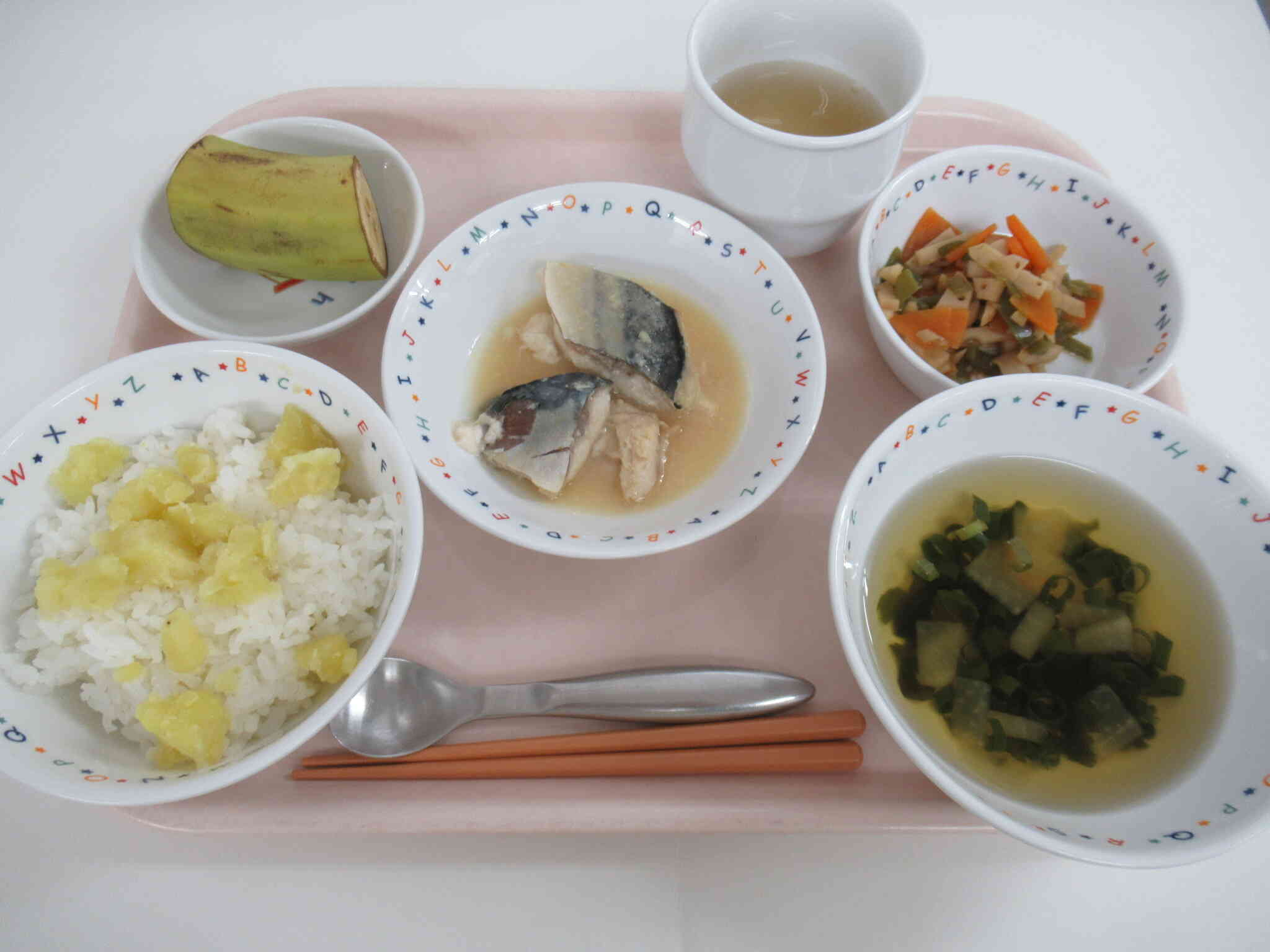 今日の和食の献立は、さつまいもご飯、大根のすまし汁、さばの味噌煮、蓮根の金平、バナナです。だしをたくさん使ってます。