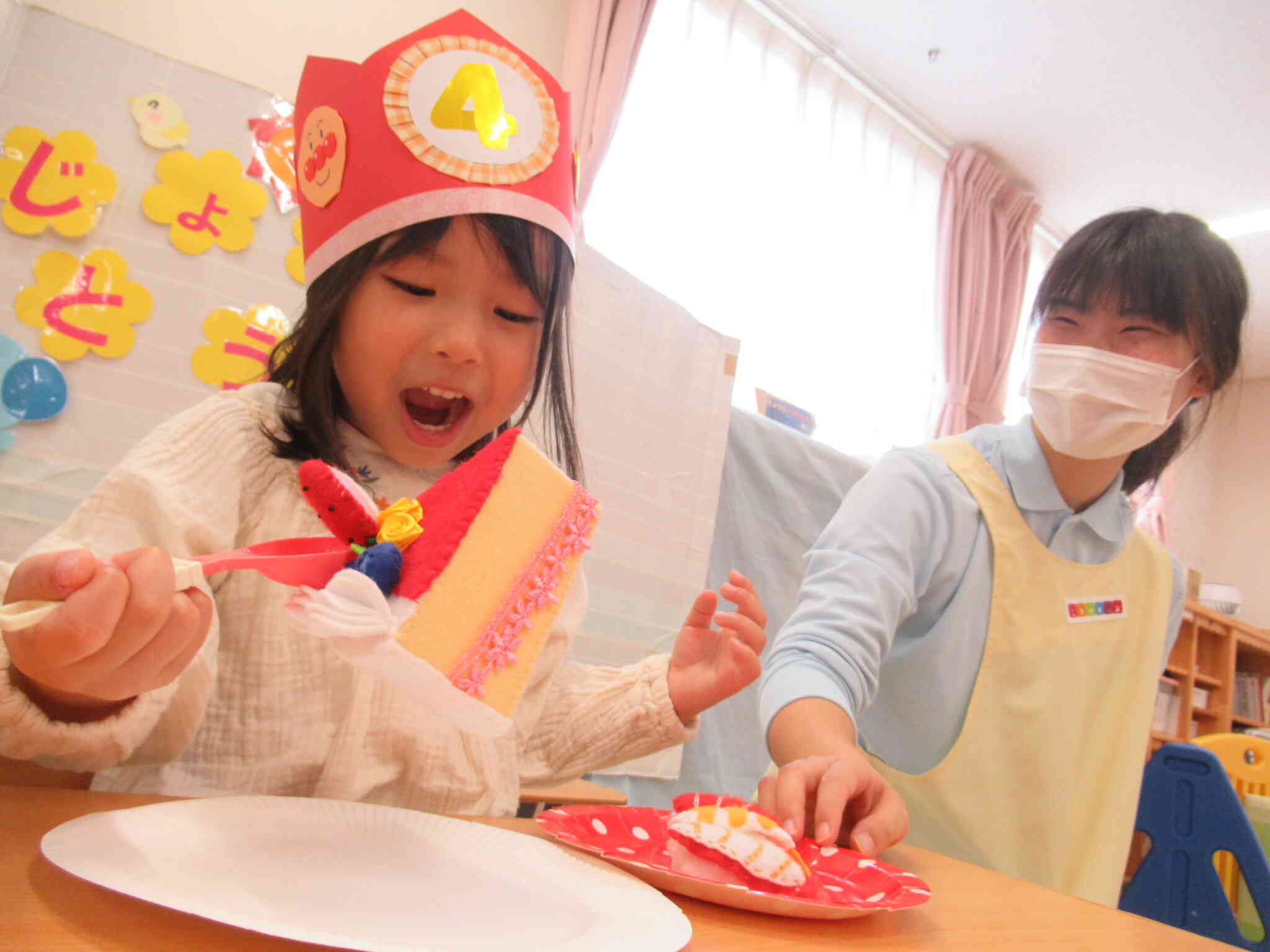 苺のケーキ選んだの！大きなお口でいただきま～す♪