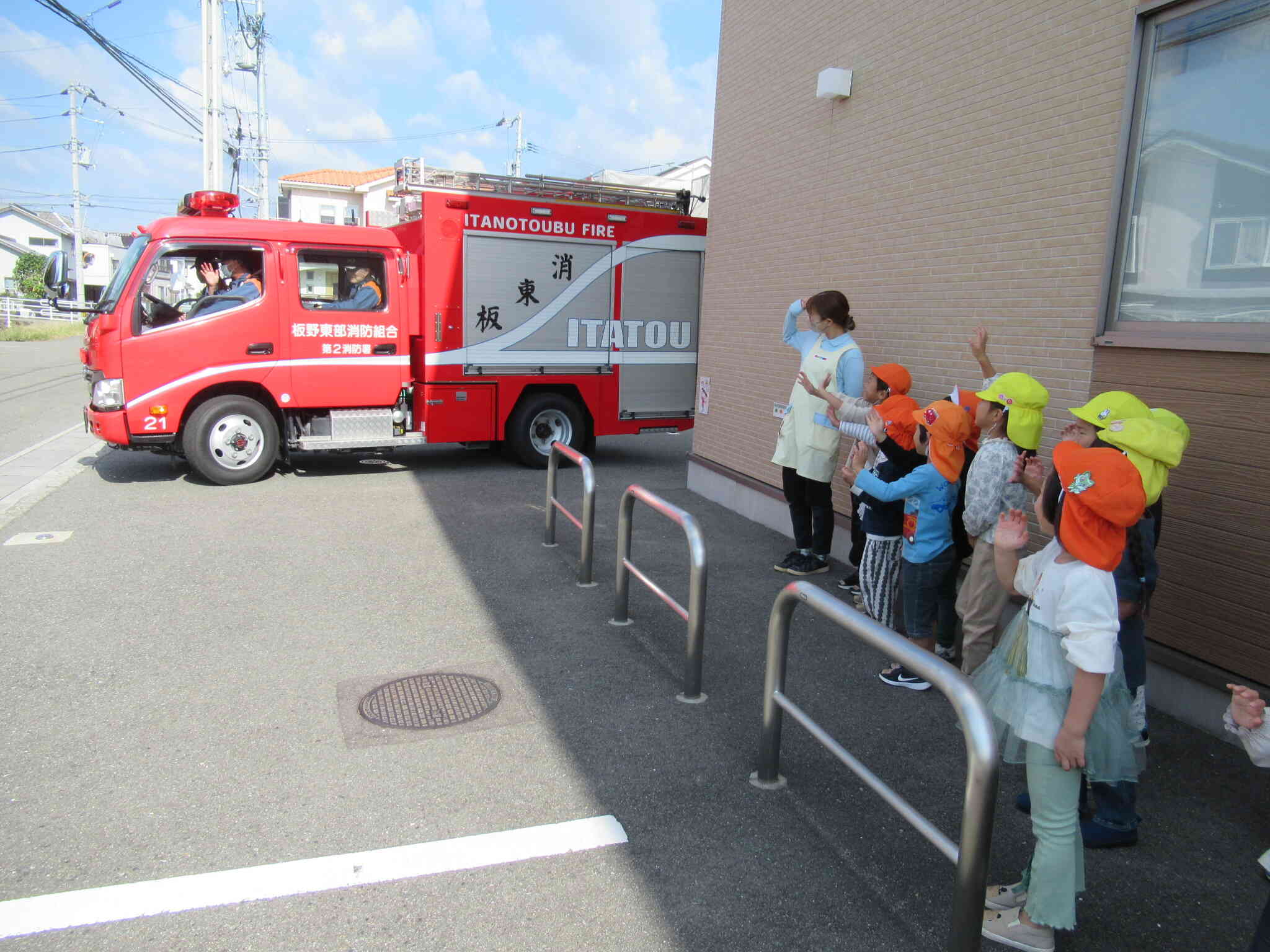 「きてくれてありがとう！」「ばいばい～！！」と大きな声で見送りました♪また、来年も来るよ～ってお約束してくれたよ！