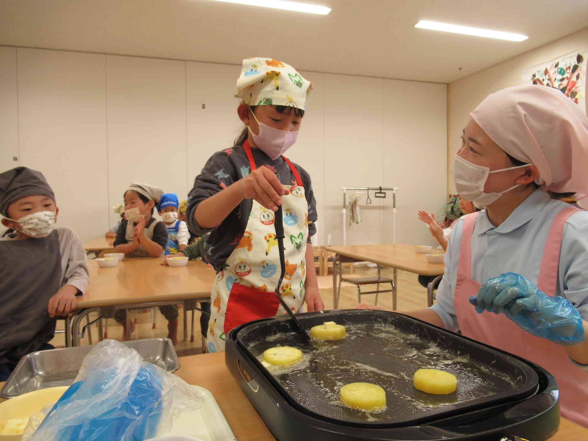 バターをひいて、さつま芋をひっくり返そう♬