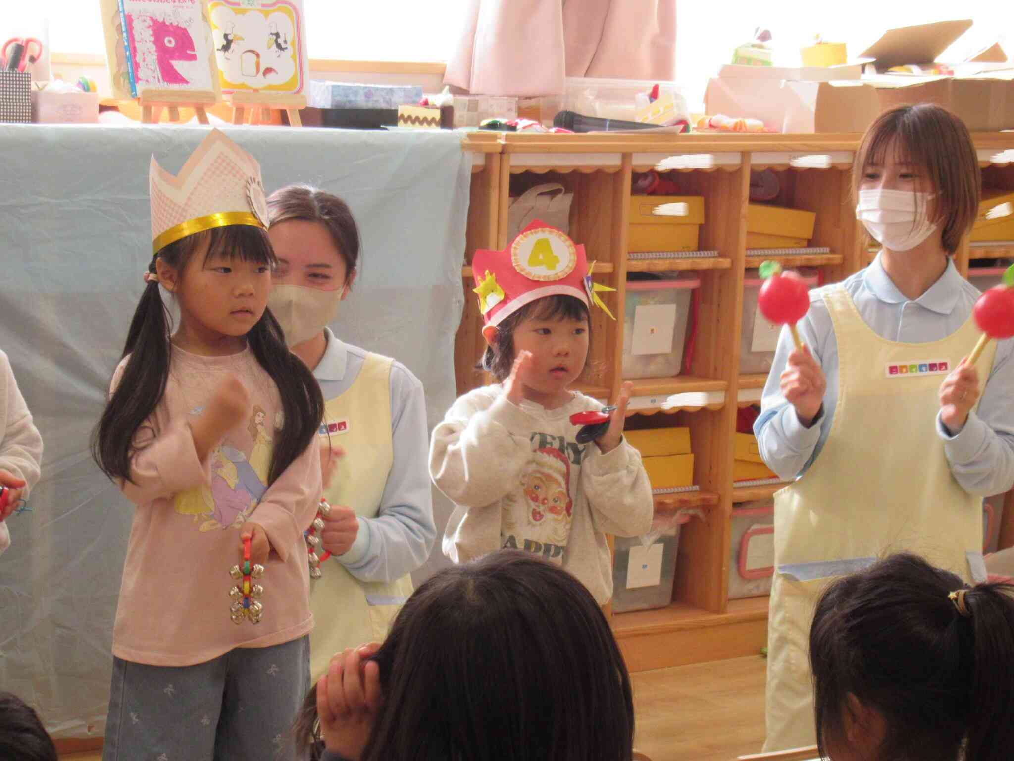 先生の歌のプレゼントの後、お誕生児さんたちも一緒に楽器を使って合奏を楽しみました♪