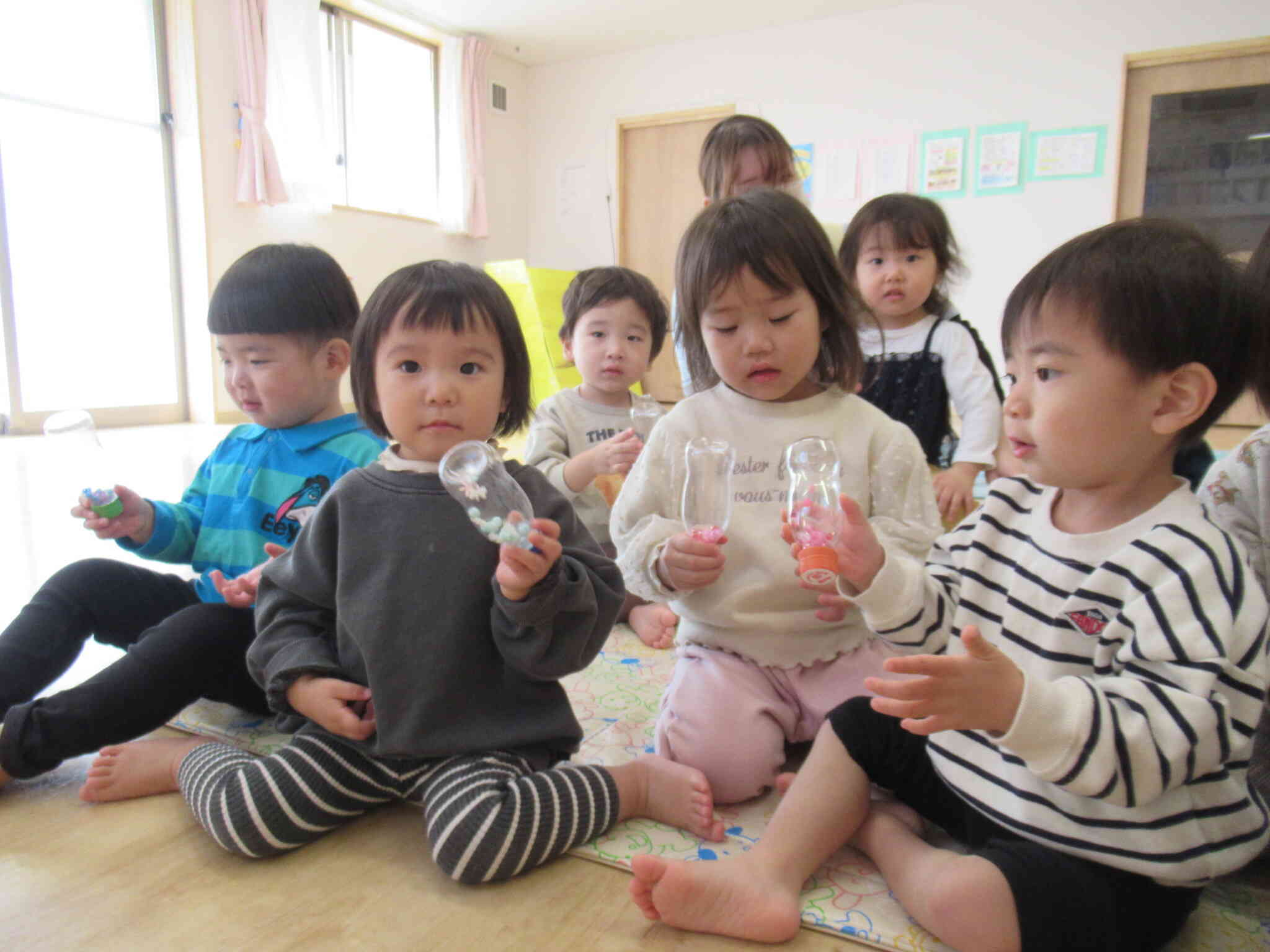 みんなで楽しもう♪お誕生日プレゼントのパネルシアターの後はペットボトルマラカスを使ってみんなで楽しみました♡