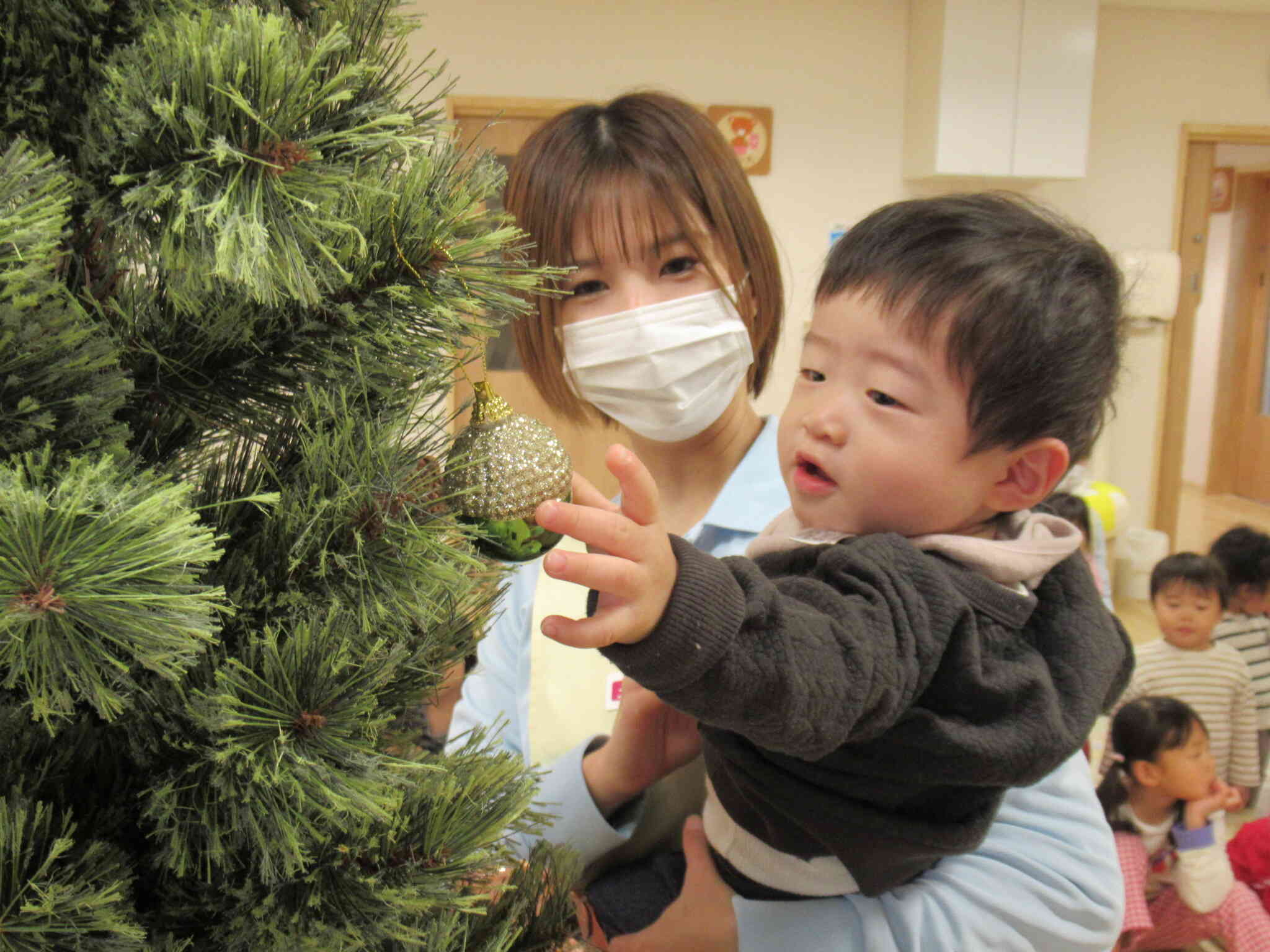 ピカピカだね！先生と一緒に飾りました♡