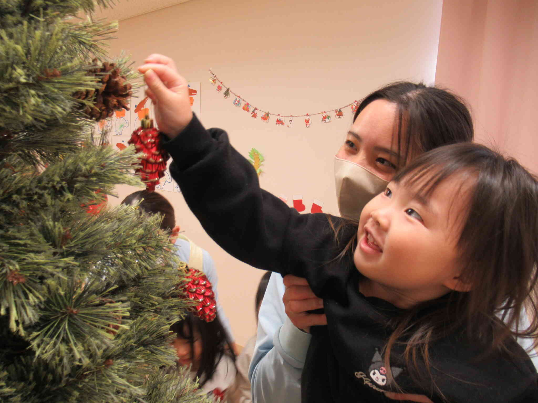 先生が手伝ってくれて高いところに飾れました！よかったね☆