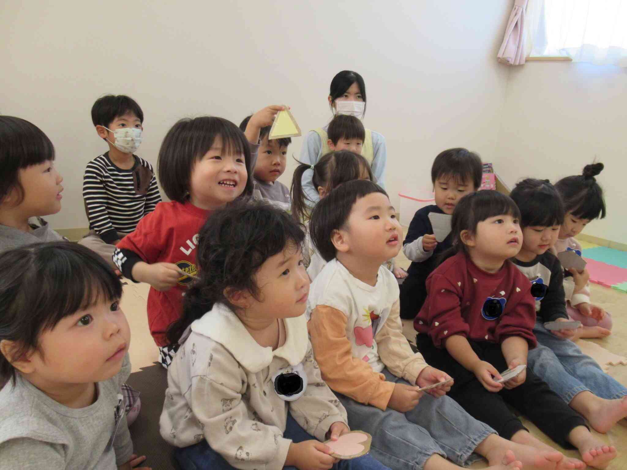 興味津々な子どもたち！次回の英語レッスンが待ち遠しいね♪