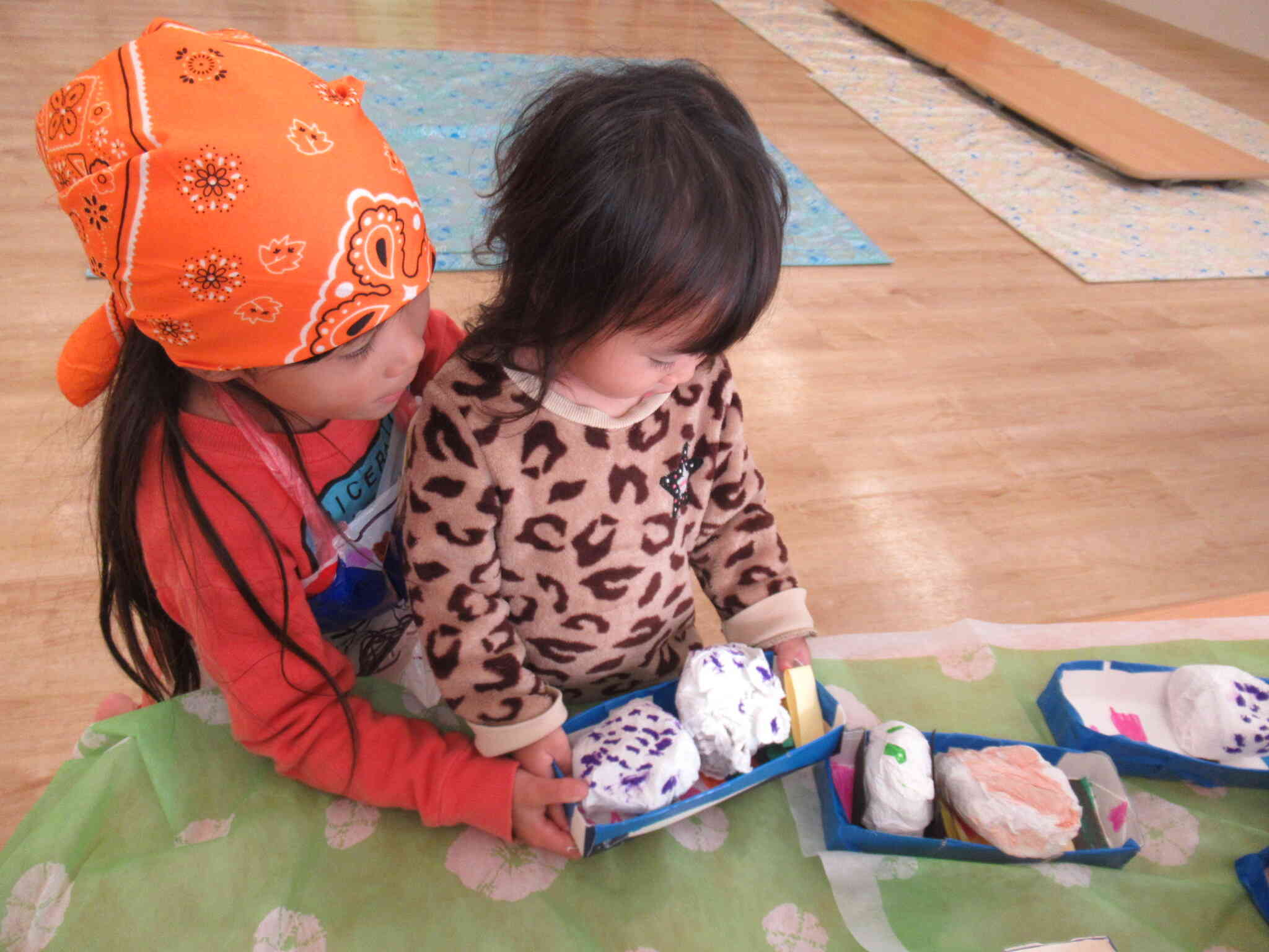 お弁箱を落とさないように、きりん組さんが一緒に運んでくれました♪優しいね！