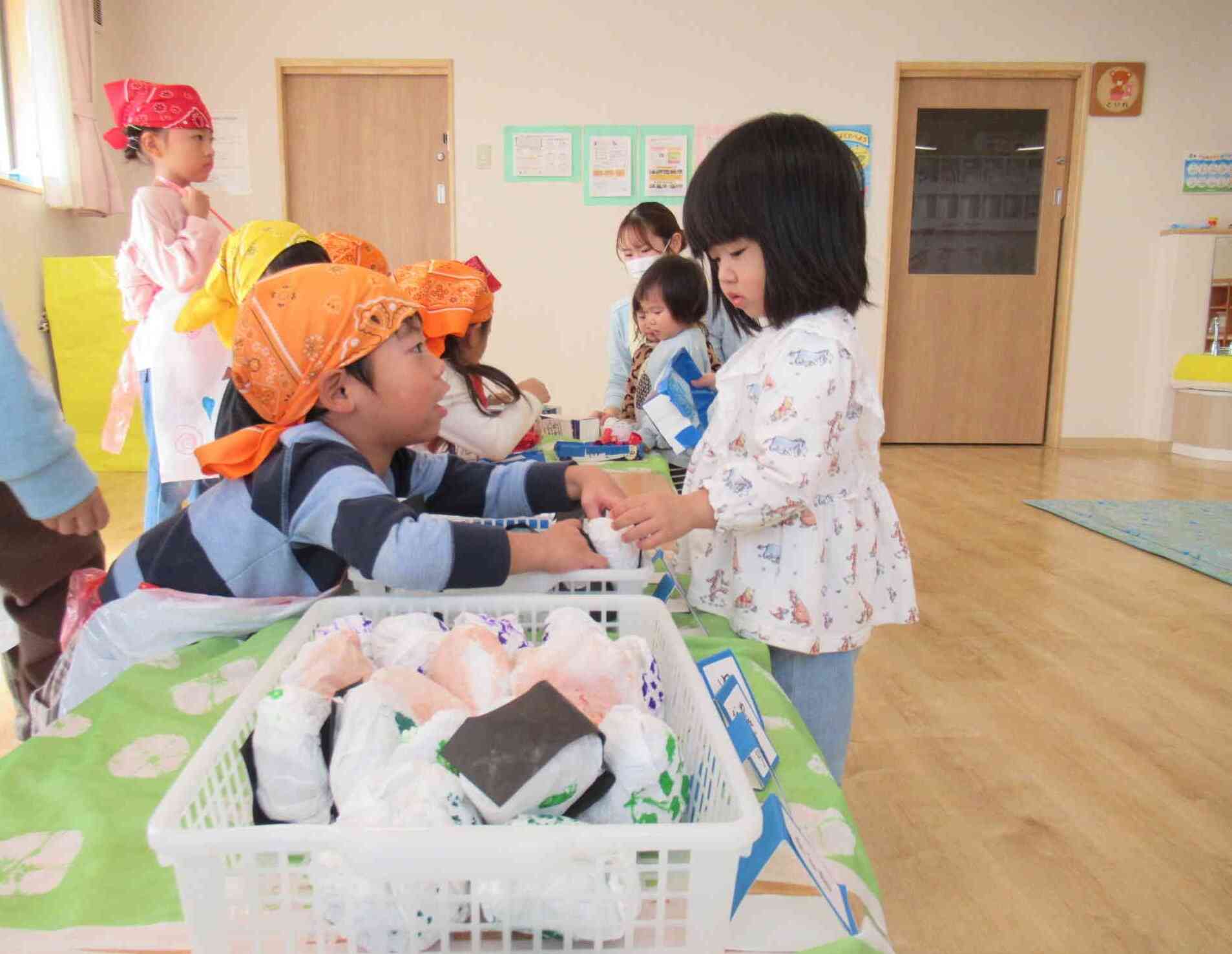 あひる組さんに優しく声をかけます♡種類がいっぱいあってどれにするか迷うね♪