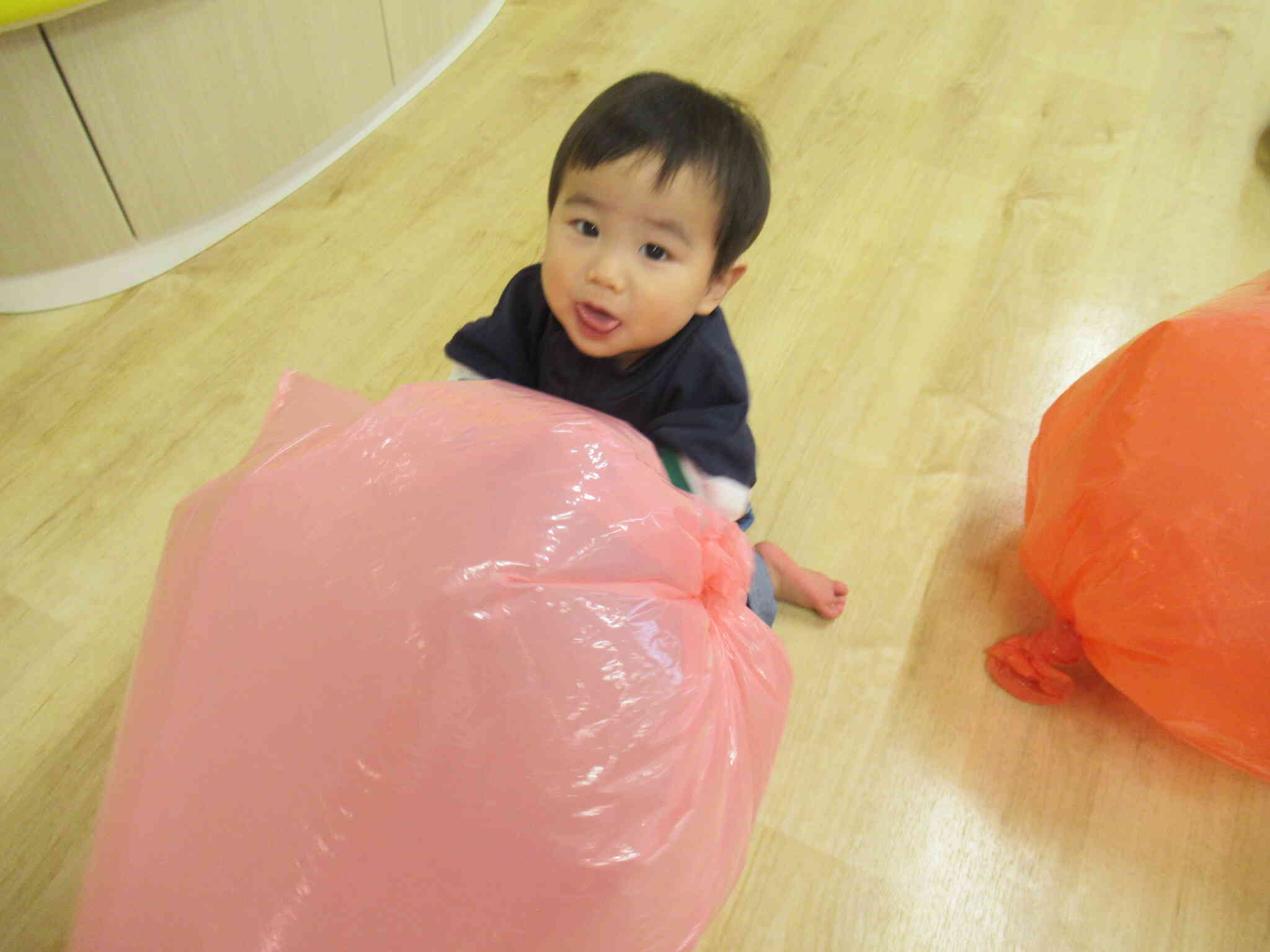 わぁ～～いっ！ボクより大きな風船だよぉ～～！たのしいなぁ～～みんなで風船遊び、ひよこ組さん♪