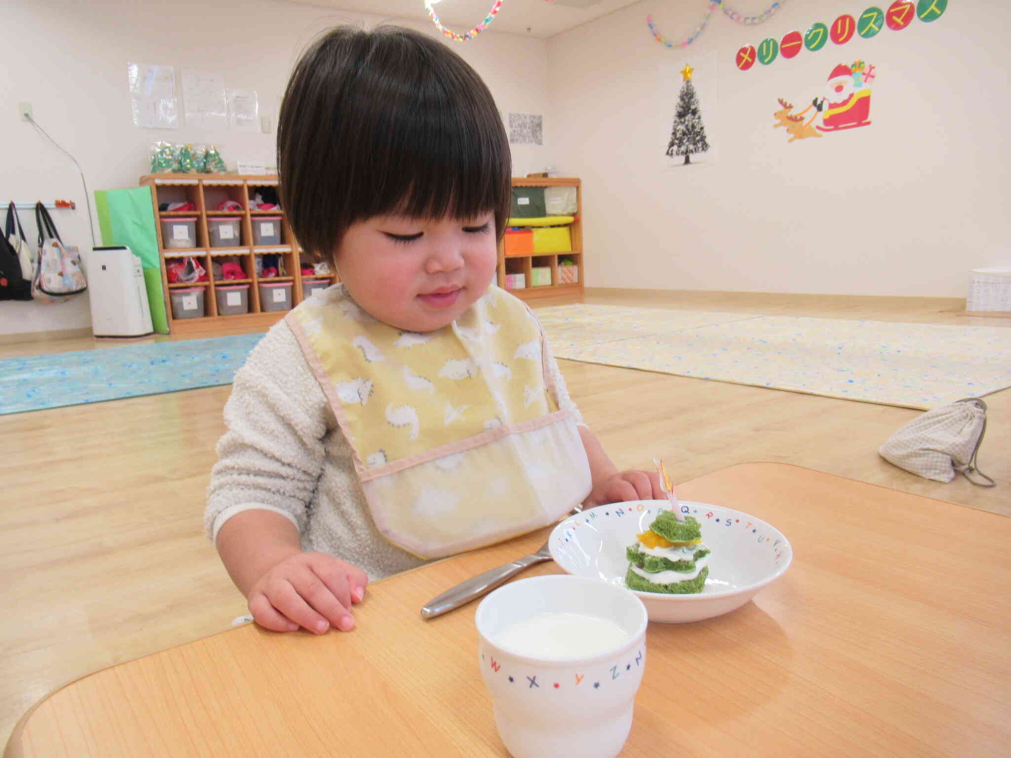 あひる組、うさぎ組さんの子どもたちも『これはツリー？なんだかおいしそう〜！』と、にっこり♪