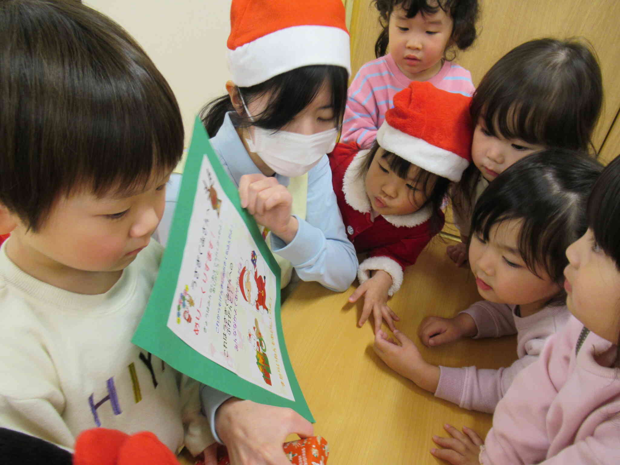 クラスに帰るとサンタさんからお手紙とプレゼントが！！「サンタさんありがとう～♡」みんなで楽しく遊ぼうね♪