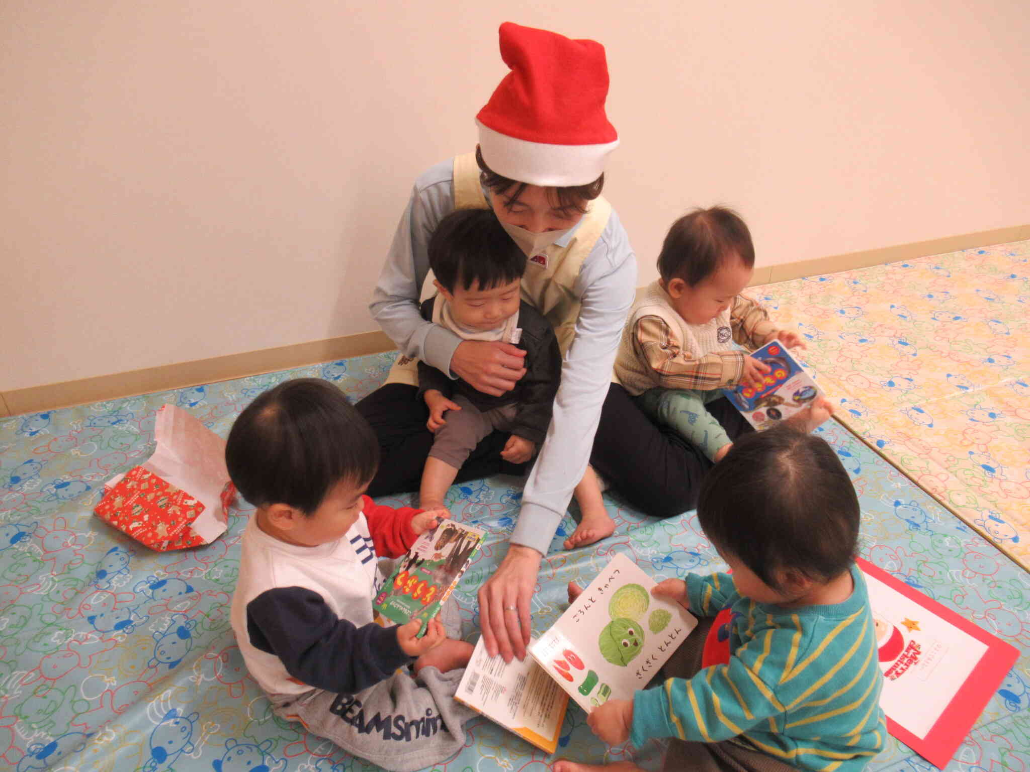 ひよこ組さんにも絵本のプレゼント♡絵本が大好きなひよこ組さん！先生と一緒にたくさん読もうね♪