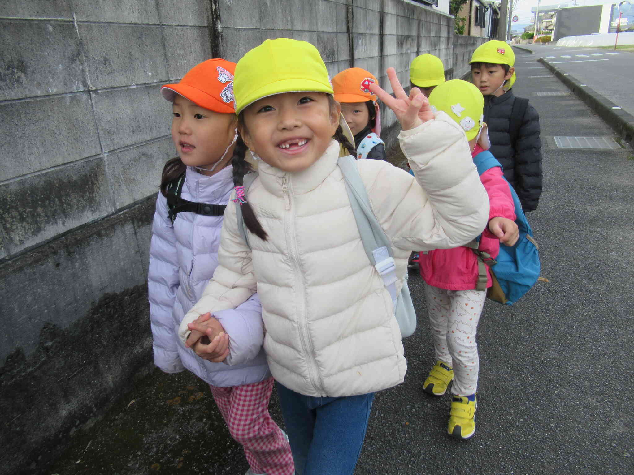 ぱんだ組・きりん組で仲良く手をつないで歩きました！