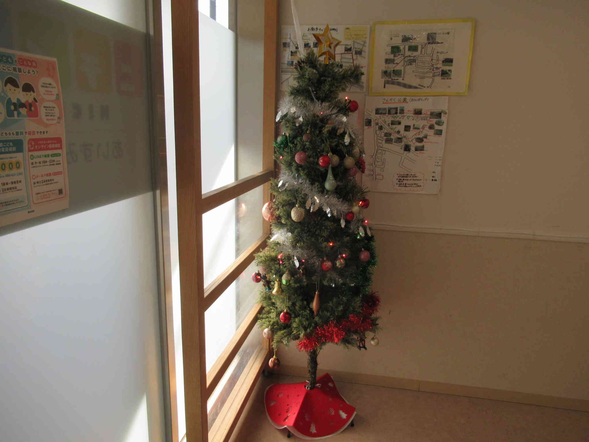 完成したクリスマスツリーを玄関に飾りました！クリスマスが楽しみだね♪