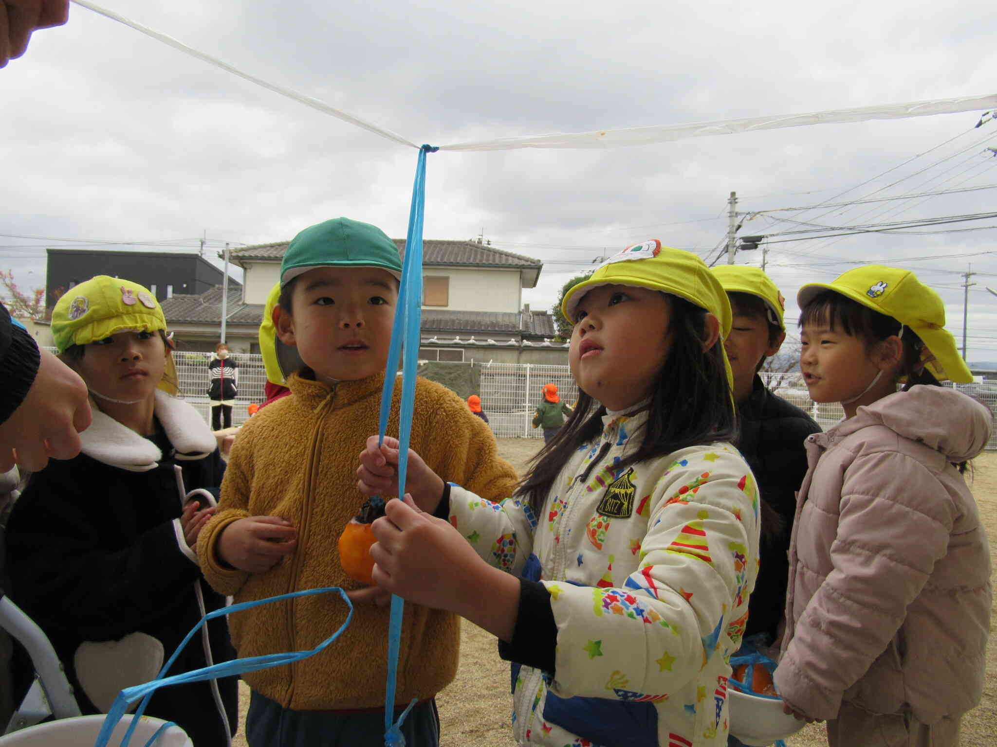 園庭に干しにいくよ♡