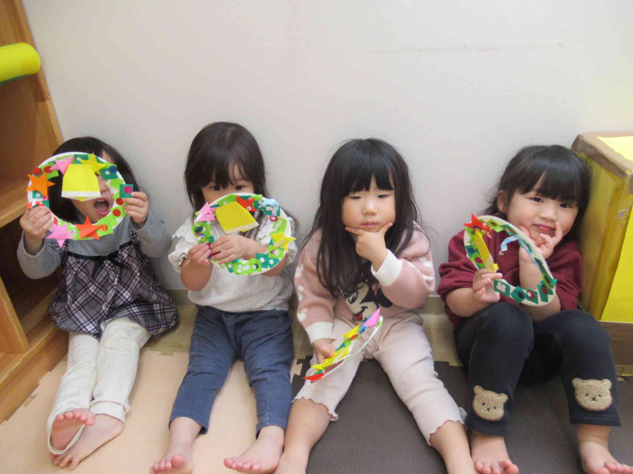 自分のリースを持って「はい！ちーず！」それぞれのポーズがとっても可愛いね♡