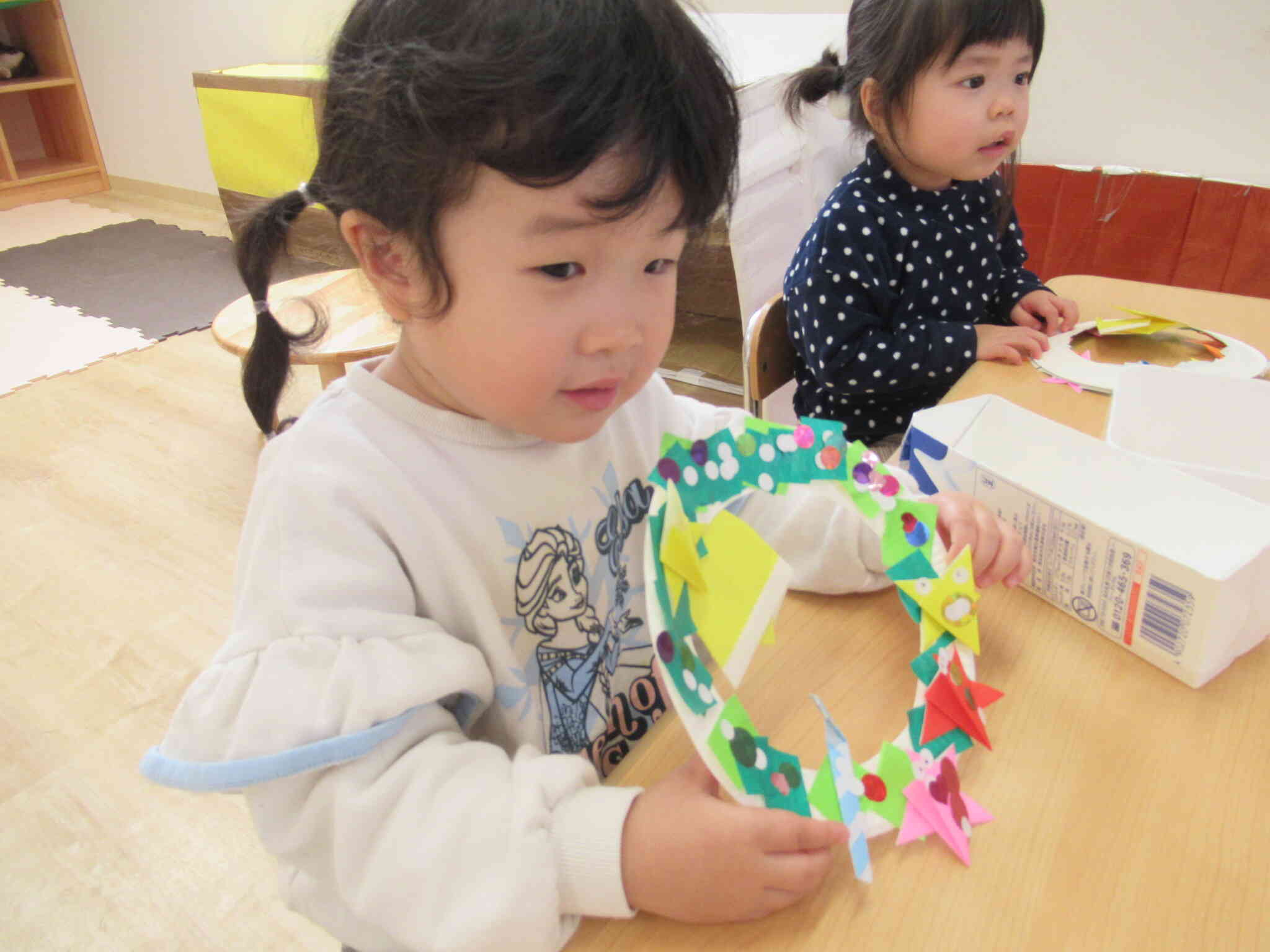 「星の折り紙に目を付けたいな～☆」よく見ると星の折り紙に目がついているんです！