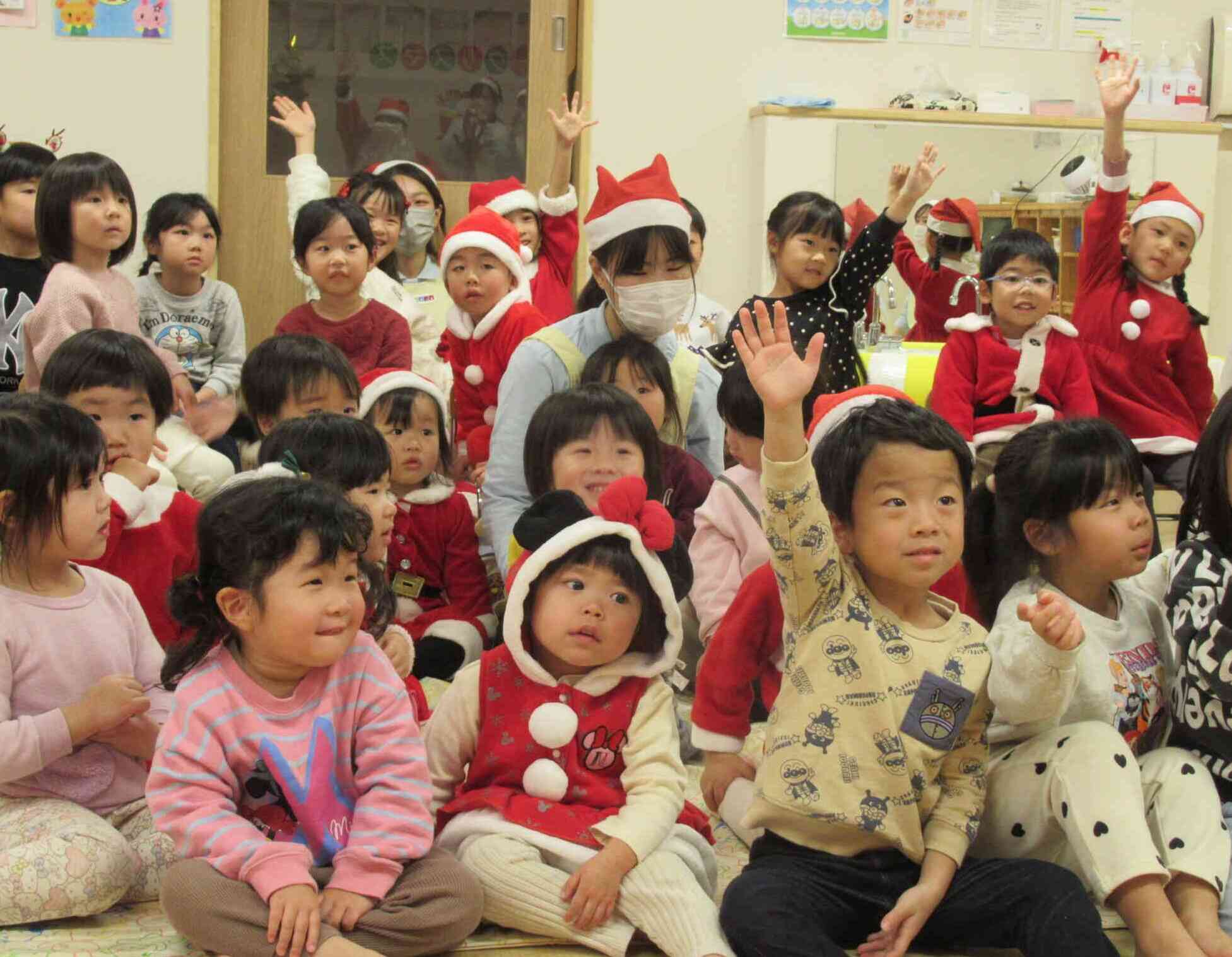 「サンタさんに質問ある人～！」「はい！は～い！」みんなサンタさんに興味津々♡