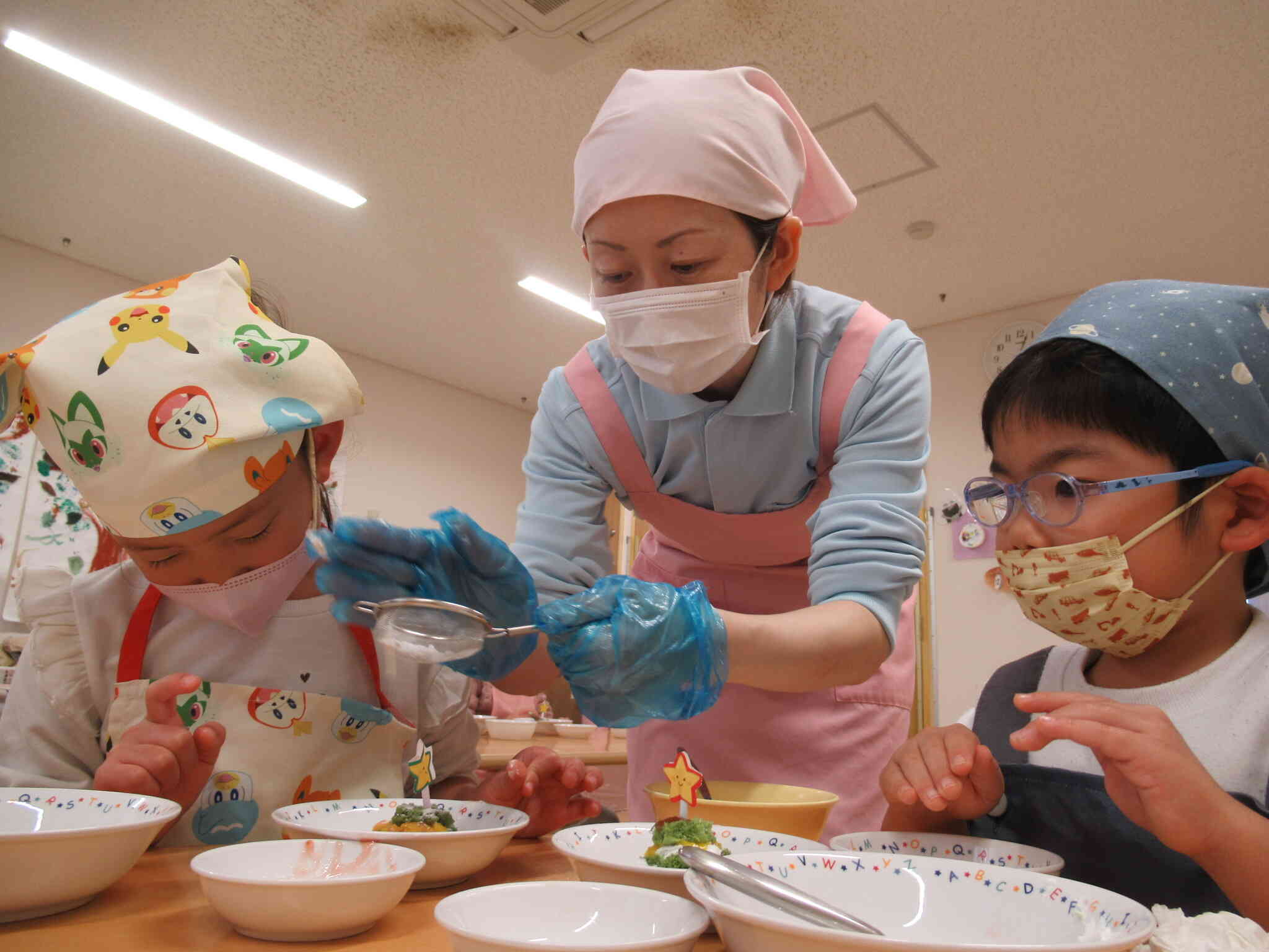 仕上げに先生が降らせてくれる、甘くて真っ白い雪に興味津々です