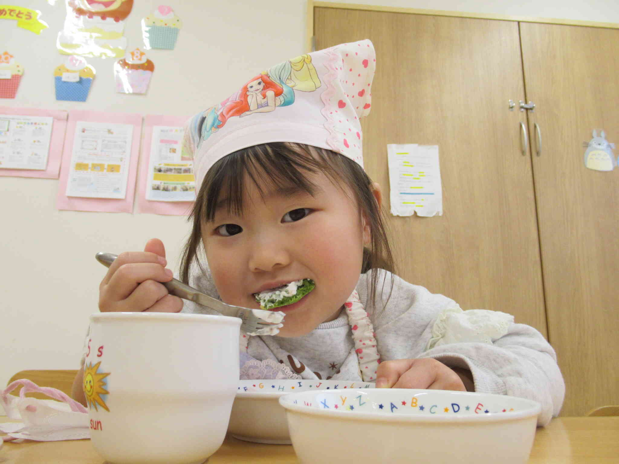 大きなお口でパクリ！クリームがついちゃった！