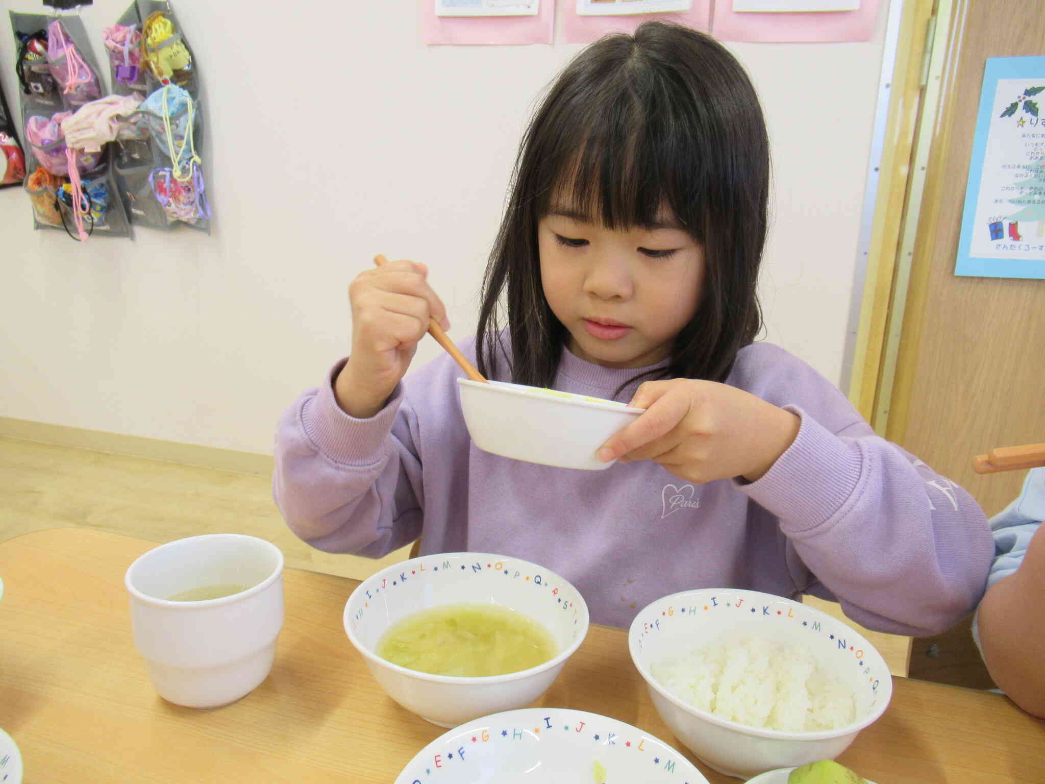 おうちでもお箸を使っているみたいで、上手に食べていました♪