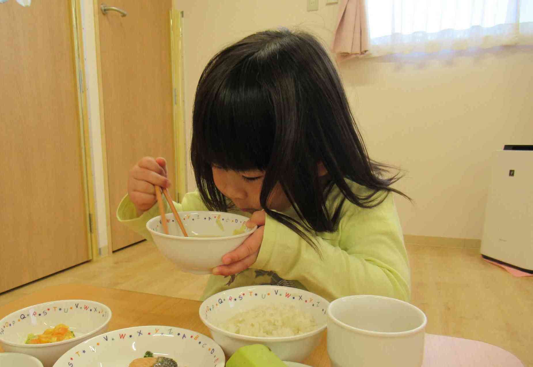 「おはしでたべるけんみよって！」と声をかけてくれました！上手だね☆