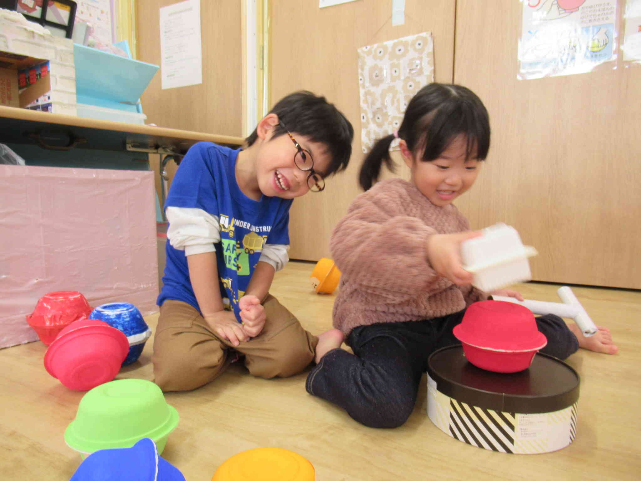 お正月あそび大会、とってもたのしかったよ～！だるまを重ねたり落としたり～何回も何回もしたんだよ～っ！