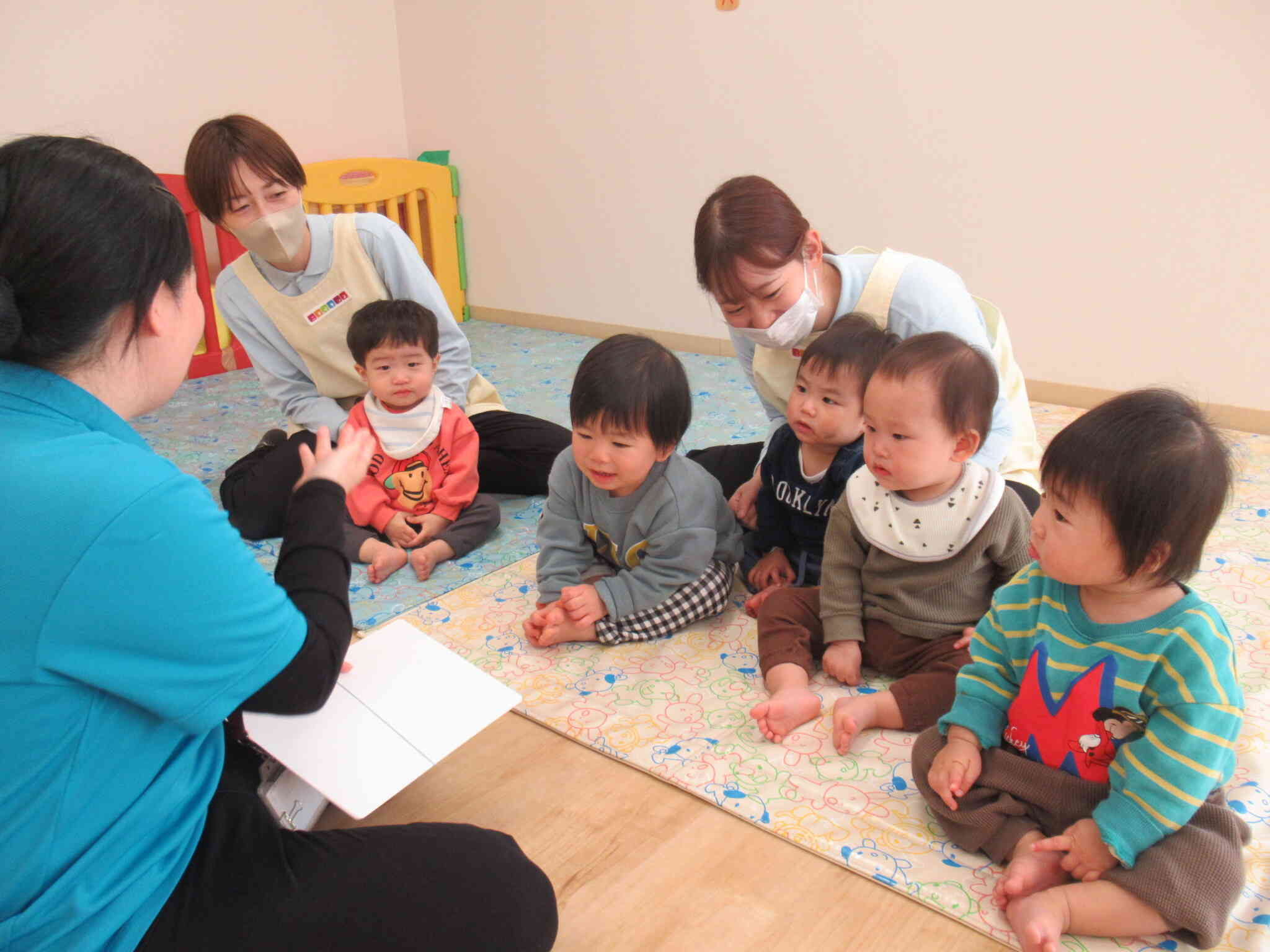 ひよこ組さんも英語レッスンに興味津々♪じーっと見つめてくれています。