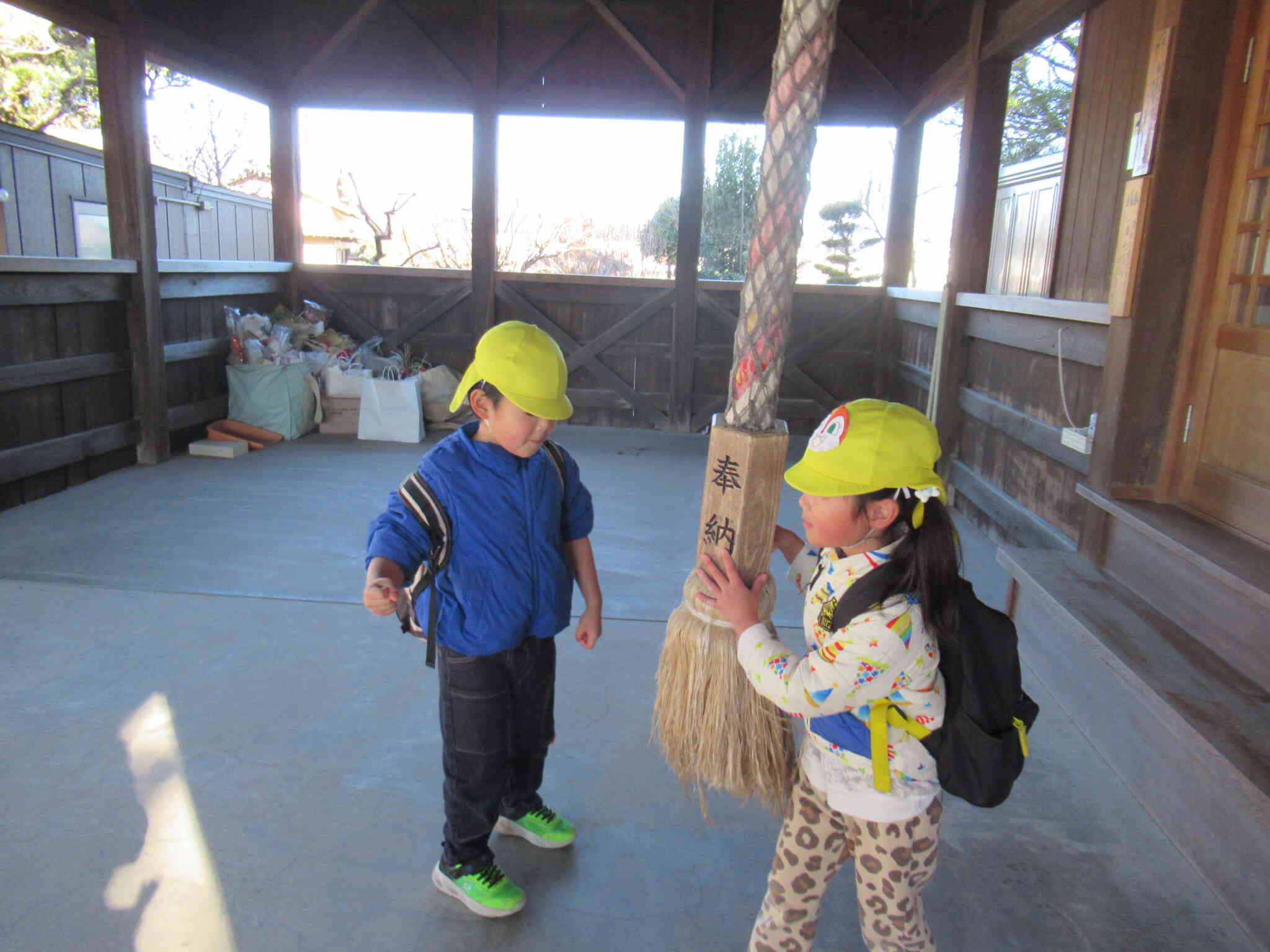 大きな鈴だね！ふたりで一緒にならしてみよ～！