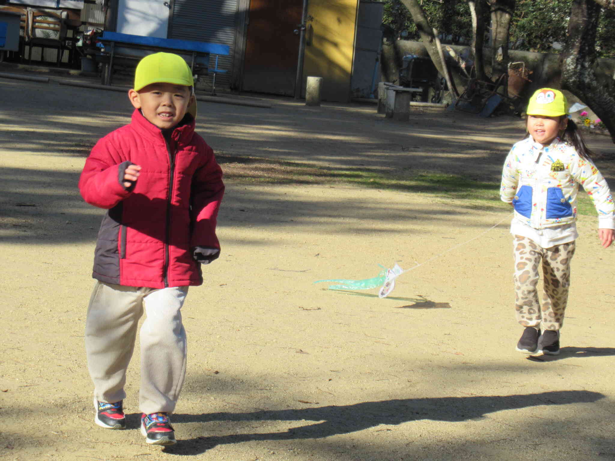 こんな大きな広場だもん！やっぱりたこあげだね！おもいっきり走ってたこも元気いっぱいでした。