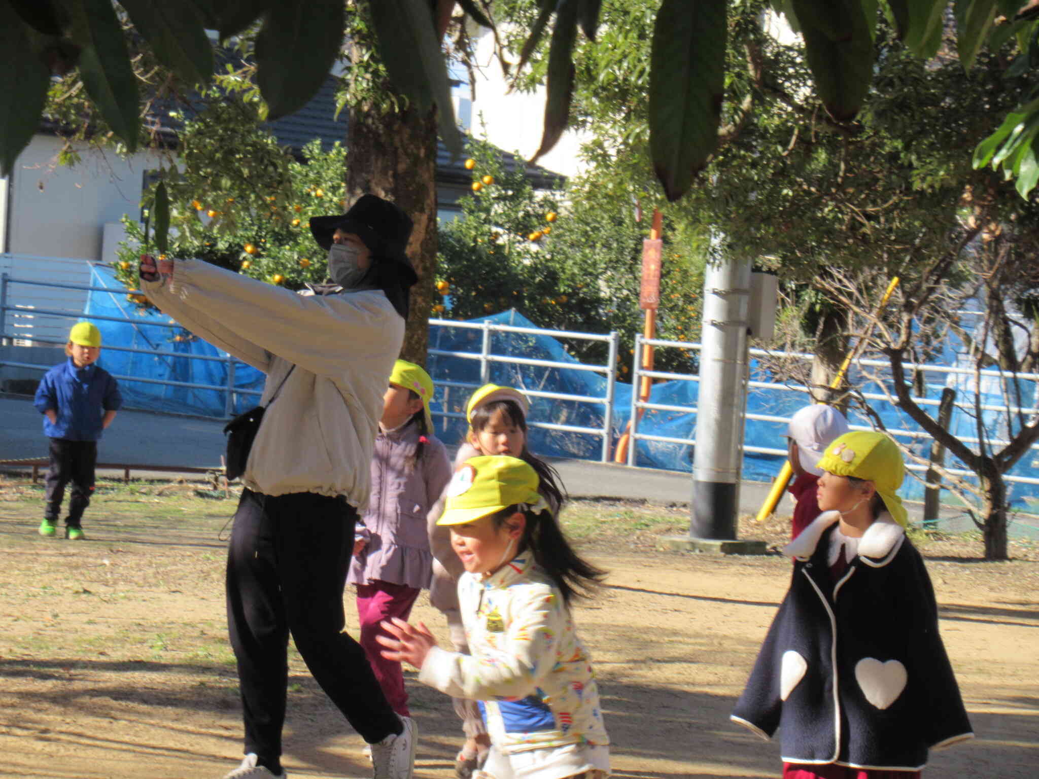 よ～しっ！みんなでかけっこしようか？！広いからおもいっきり走れるね！