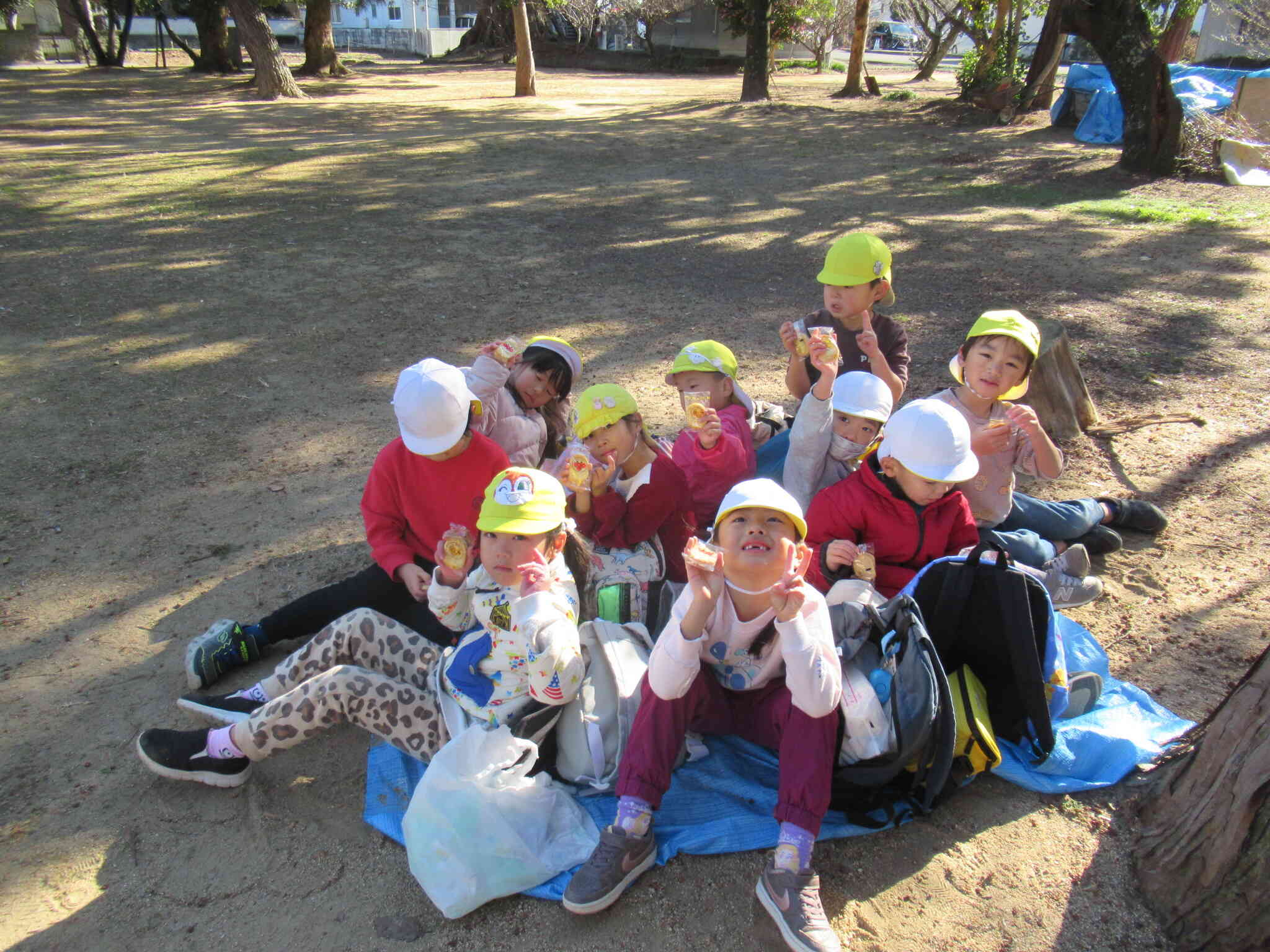 神社の隣の大きな広場・・・