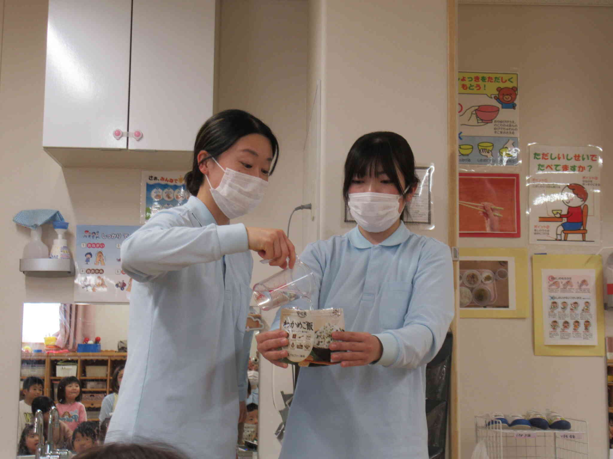 お水では１時間、お湯では１５分間、注いで待つとわかめごはんが完成します☆すごいね！！