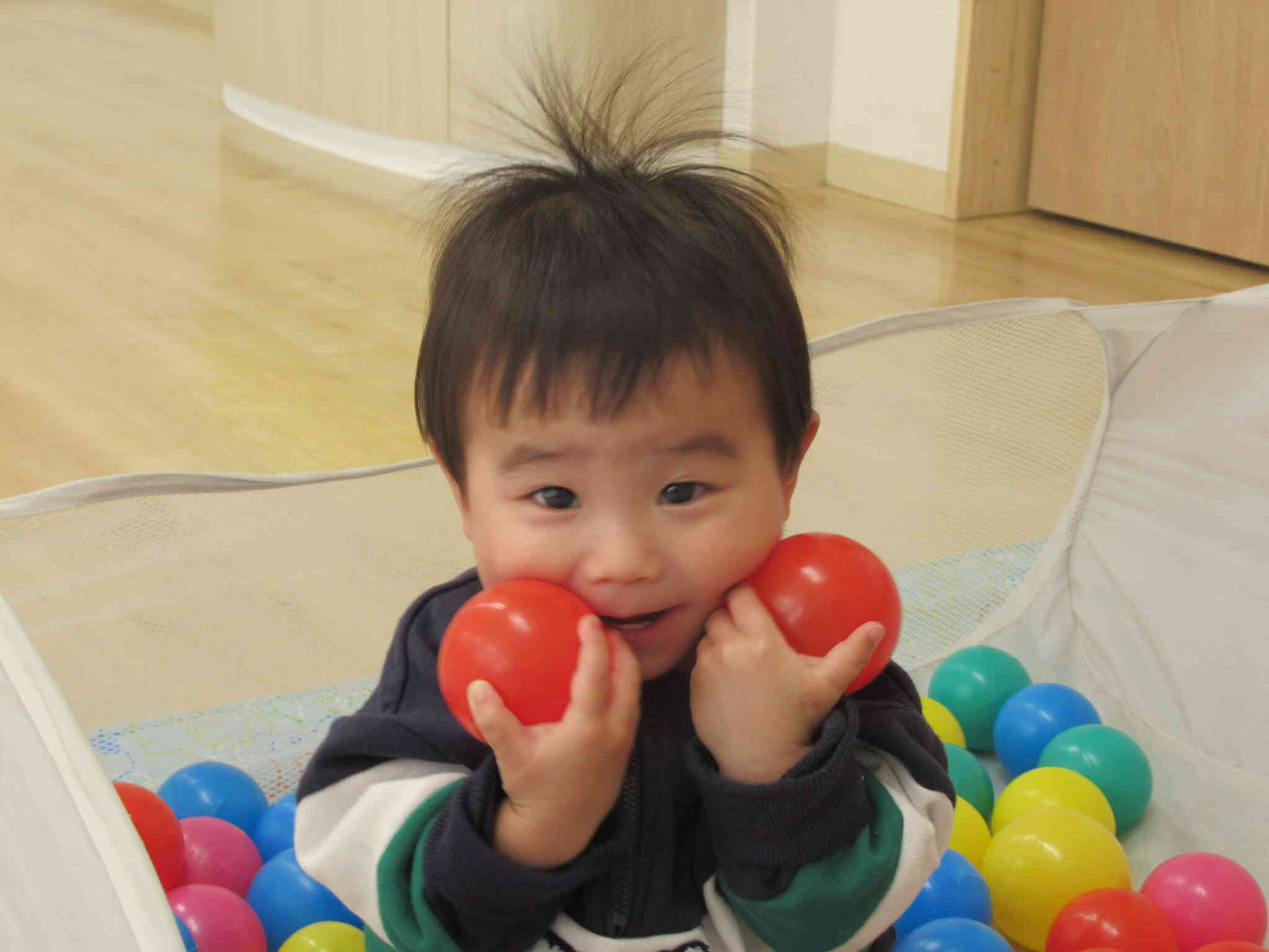 赤のボールをほっぺにあてて～…大好きなキャラクターに変身♡