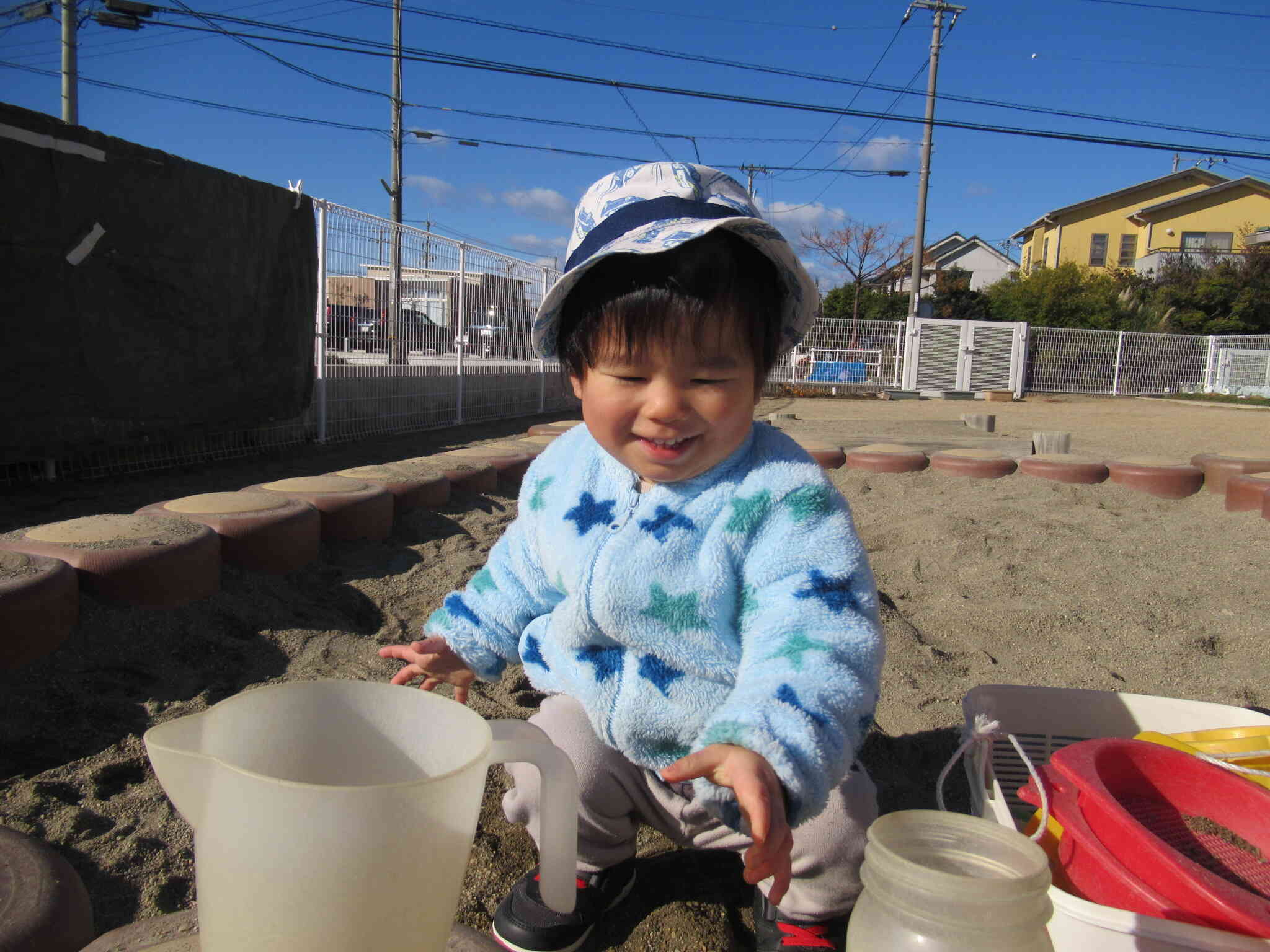 お砂場が大好きなんだ～っ！ひよこ組さん、広い園庭でのんびり遊びました♪