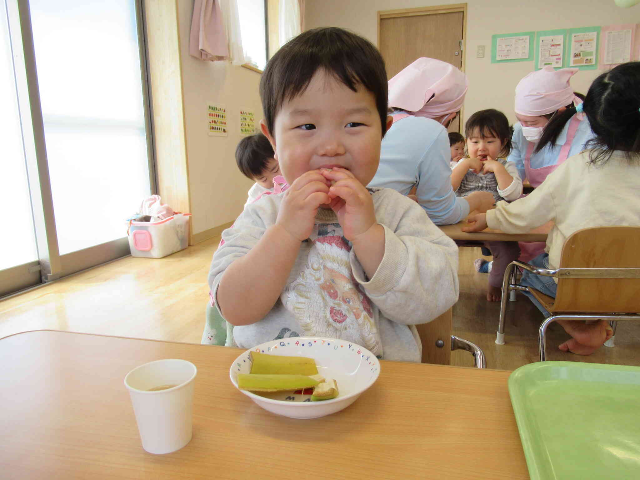 自分でむいたバナナはおいしいな～♡