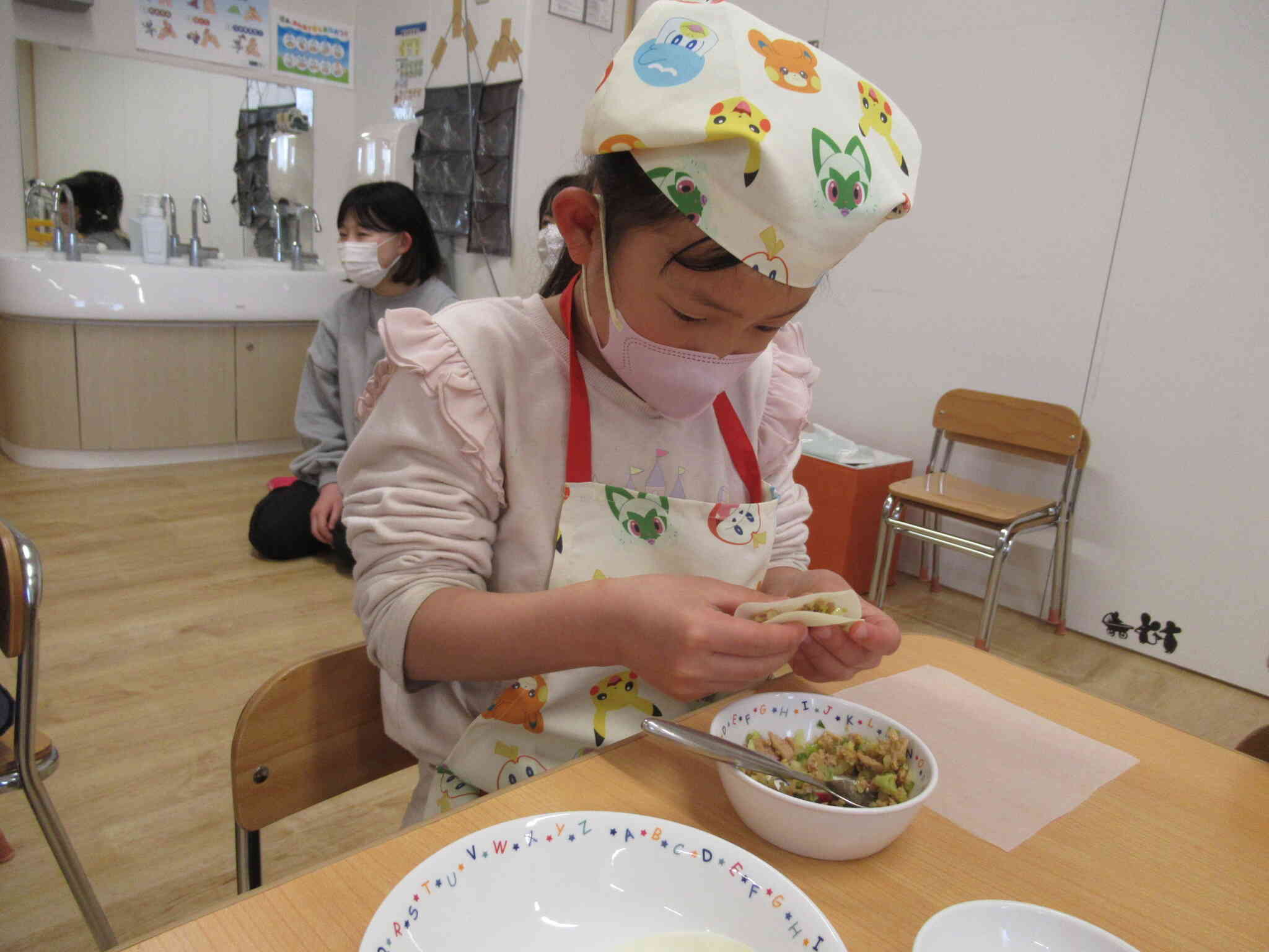 次に餃子の皮で具材を包むよ！！