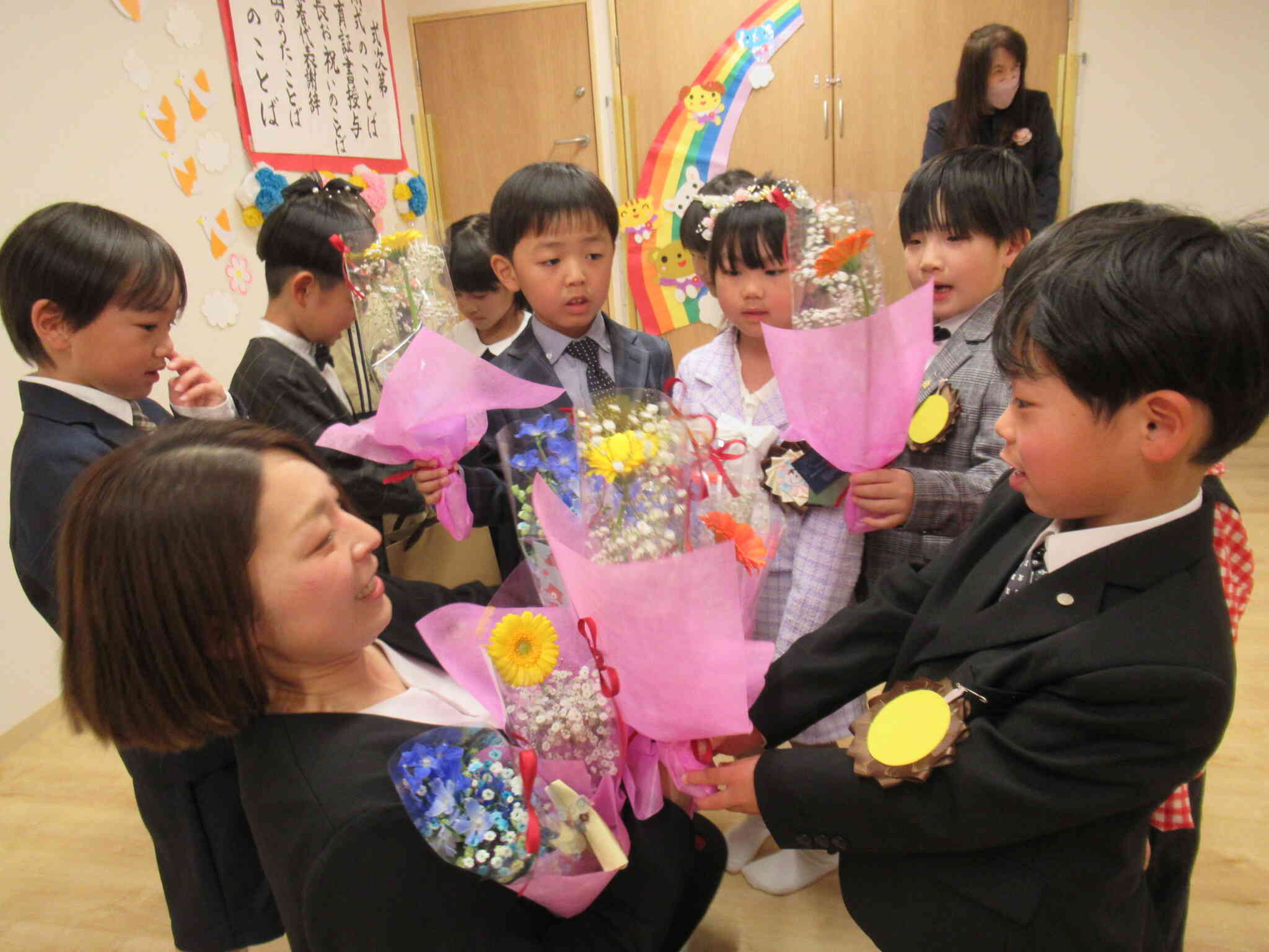 担任の先生へのサプライズ！お花にお手紙を添えて…だいすきだよ♡