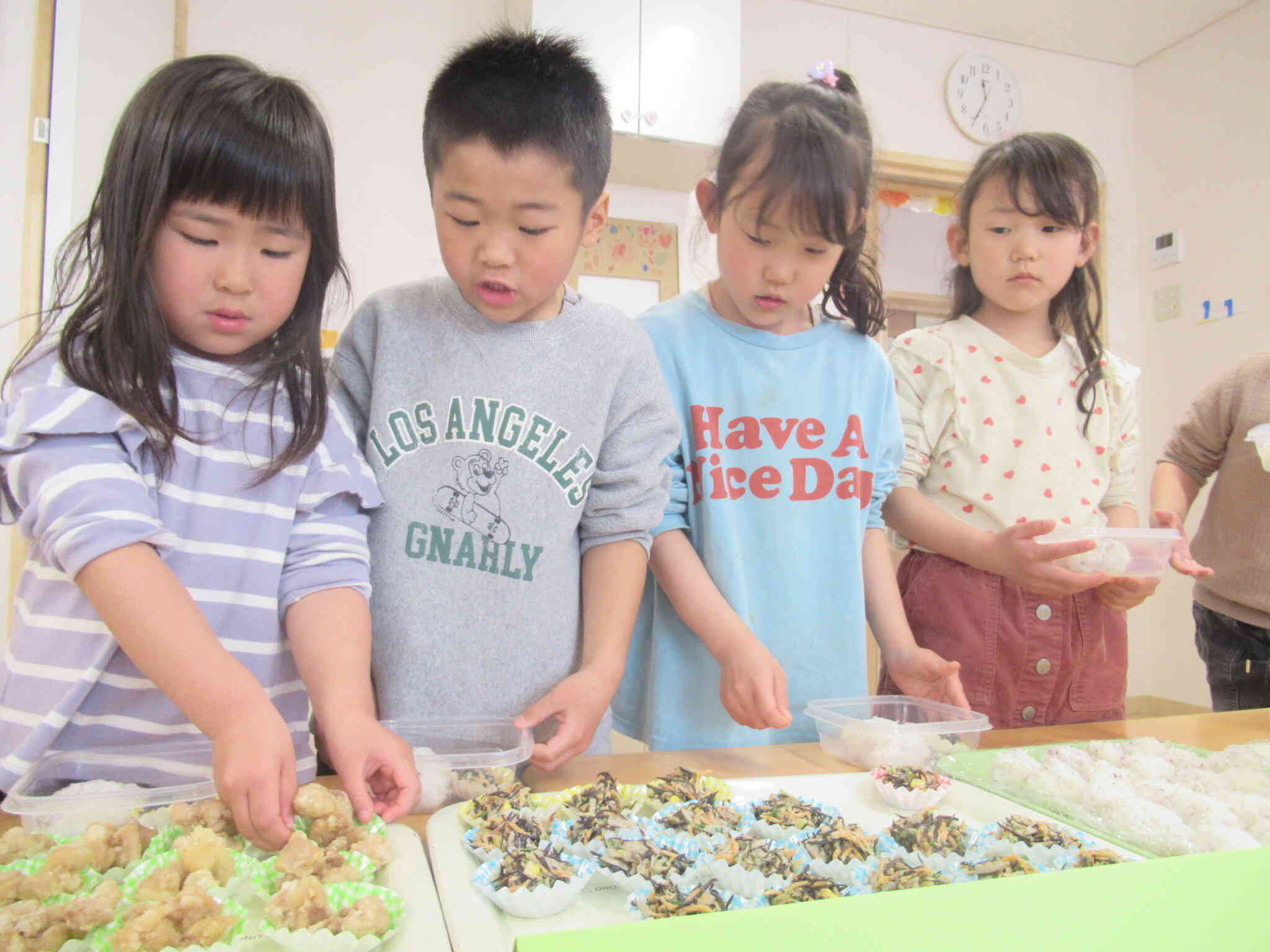 今日の給食はおべんとう！