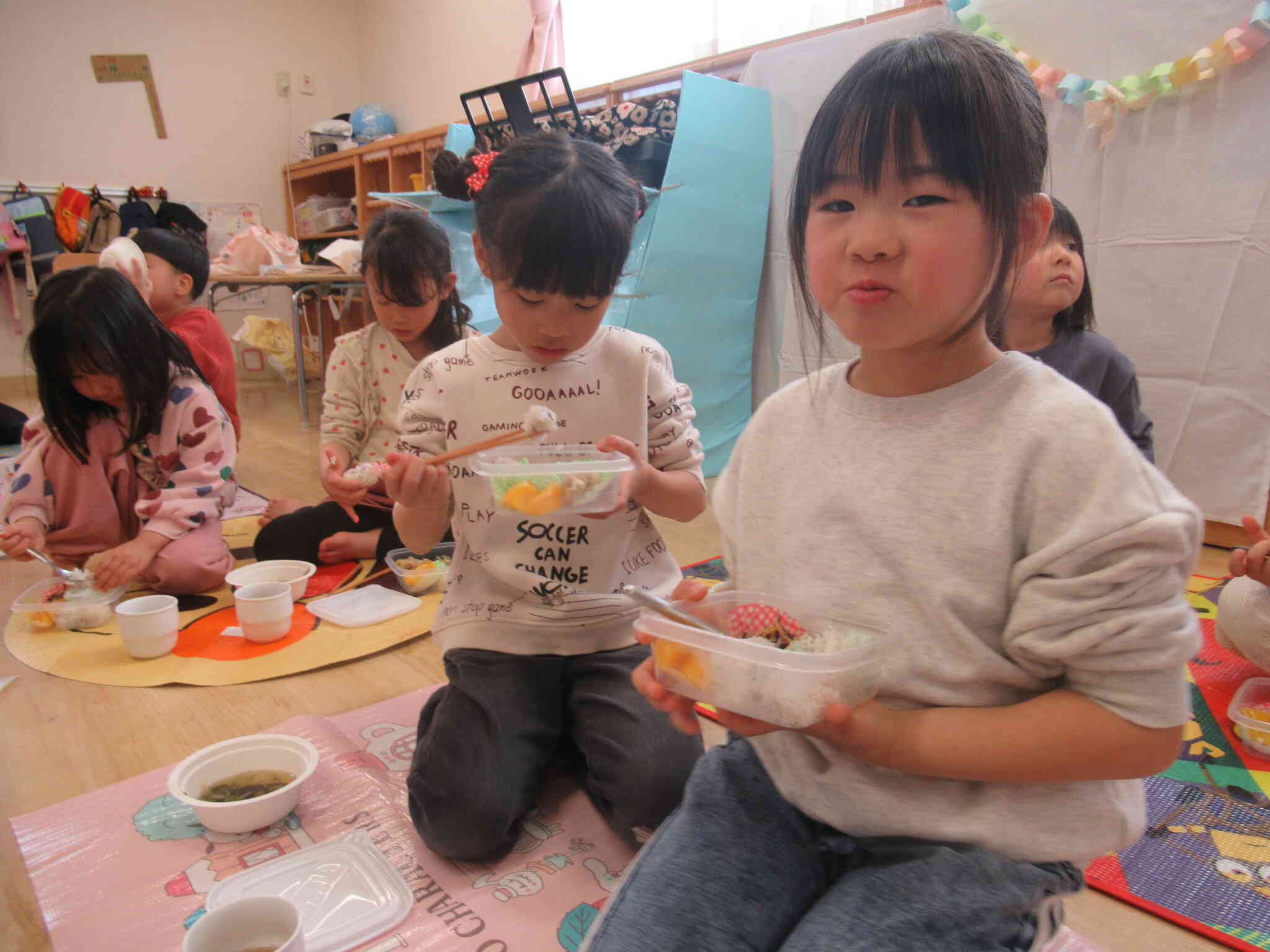 みんなとたべるおべんとうはおいしいな～♪