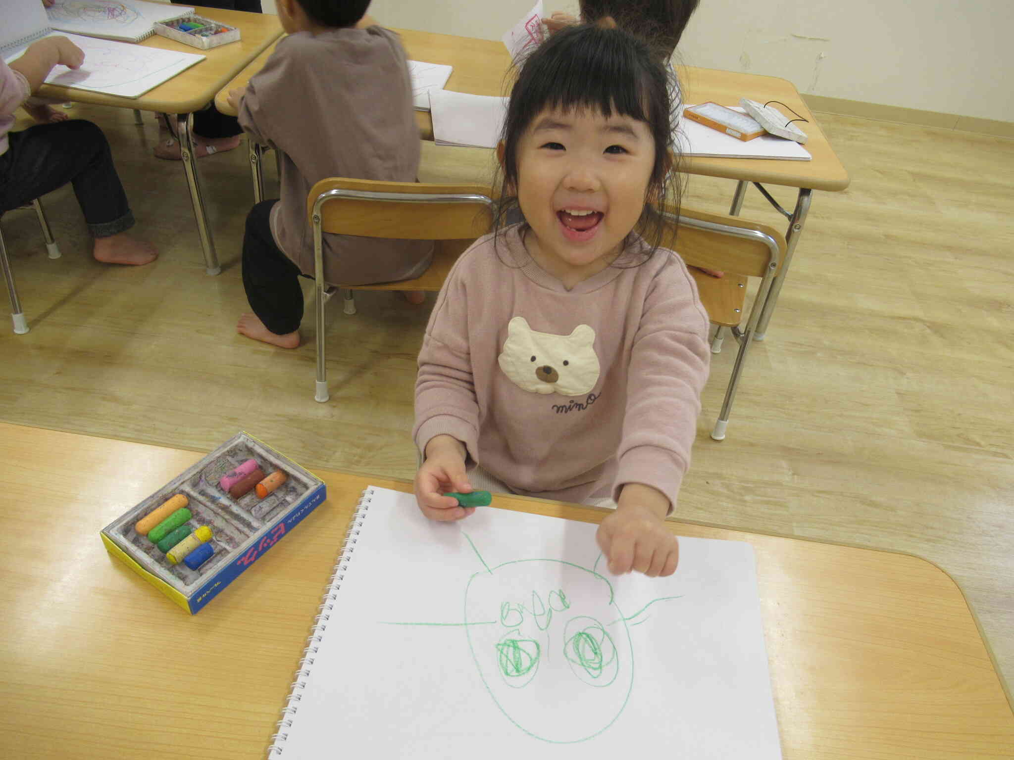 目や口を描いて「顔がかけたよ！」と素敵な笑顔を見せてくれました♡