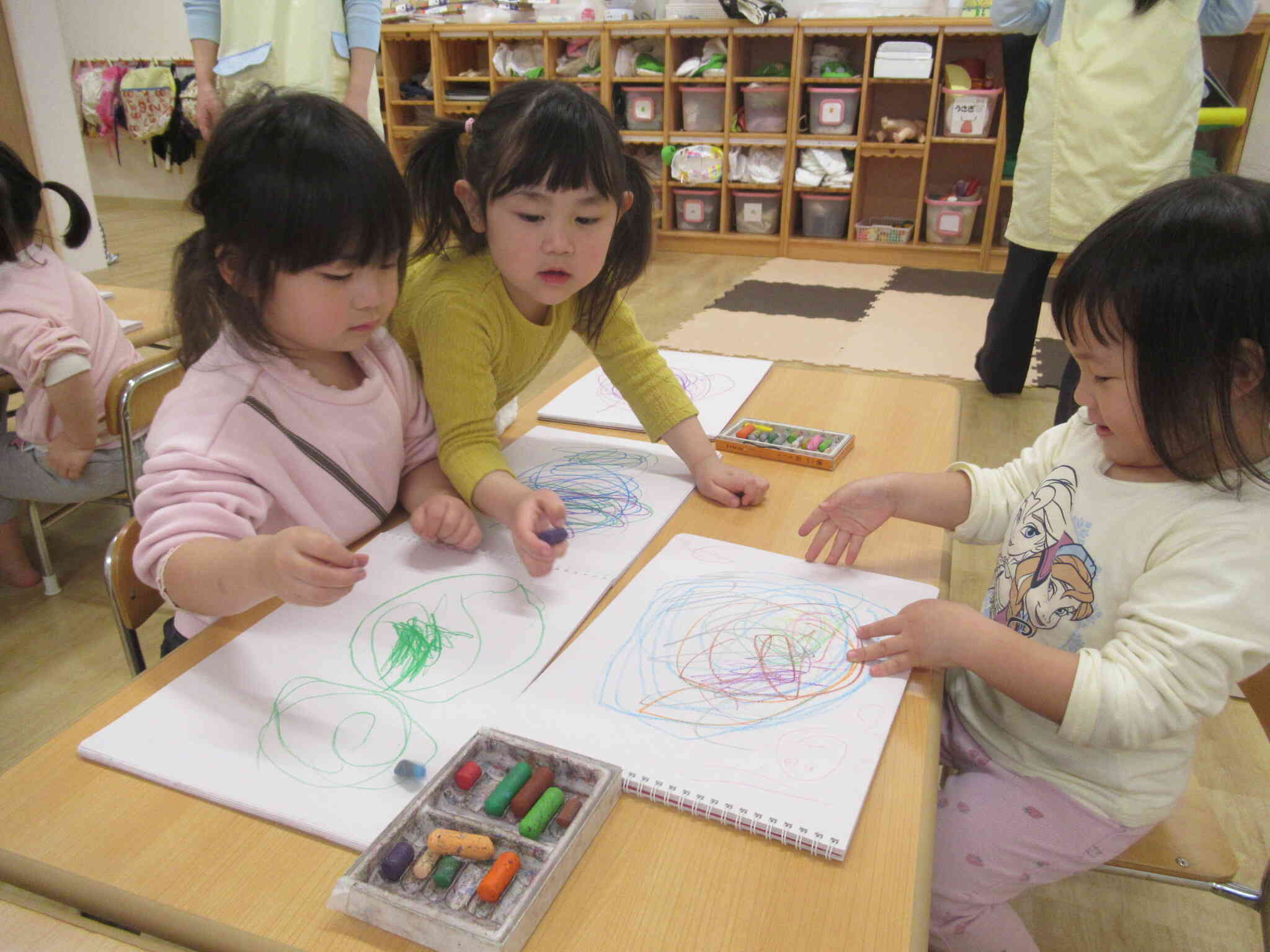 お友だちが描いたものにも興味津々なうさぎぐみさんです☆彡