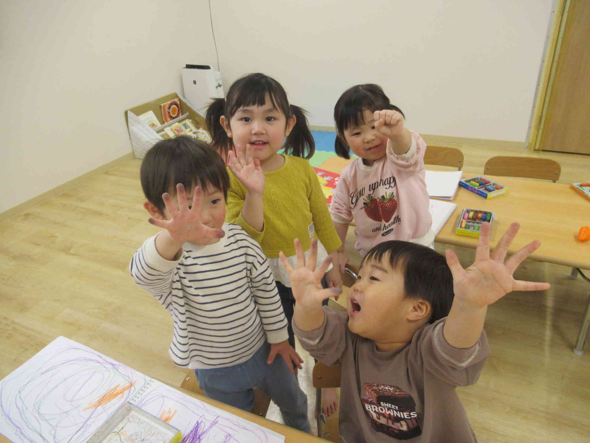 手にクレヨンが…！