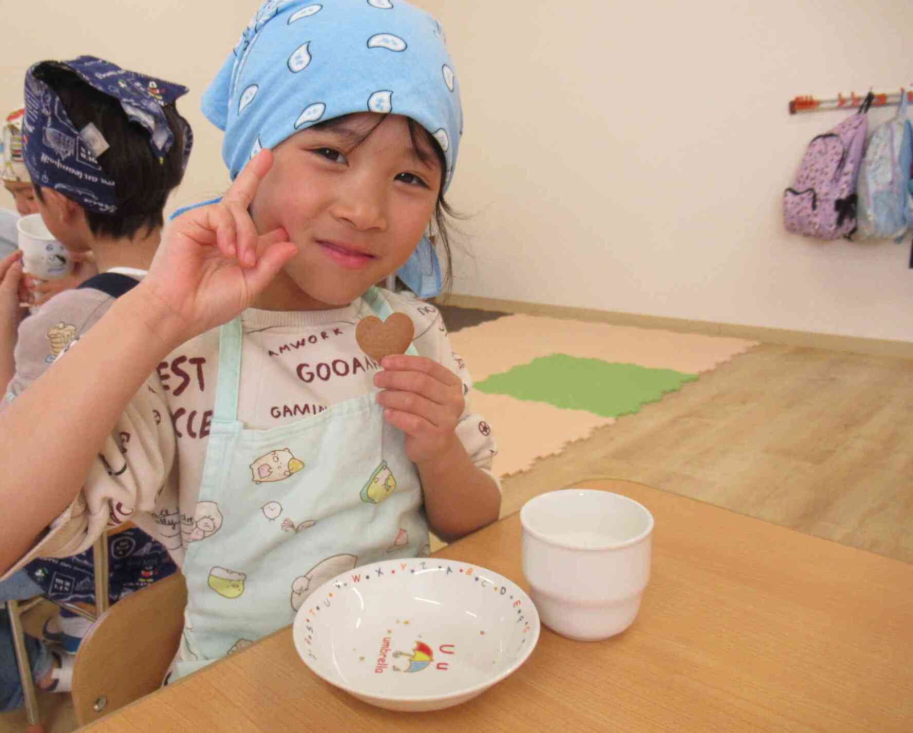焼きあがったクッキーを食べよう☆