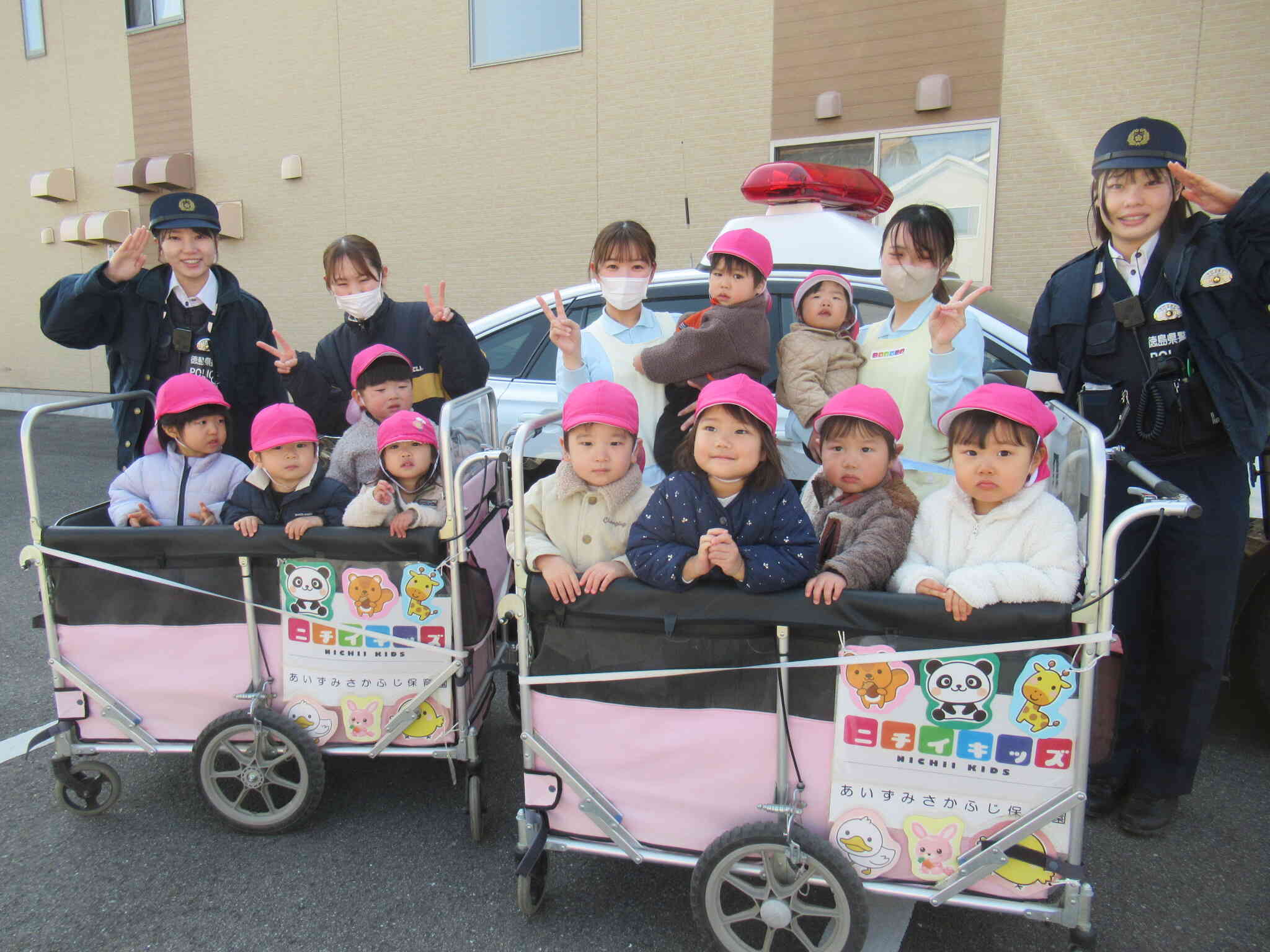 警察官もパトカーもかっこいいね♪