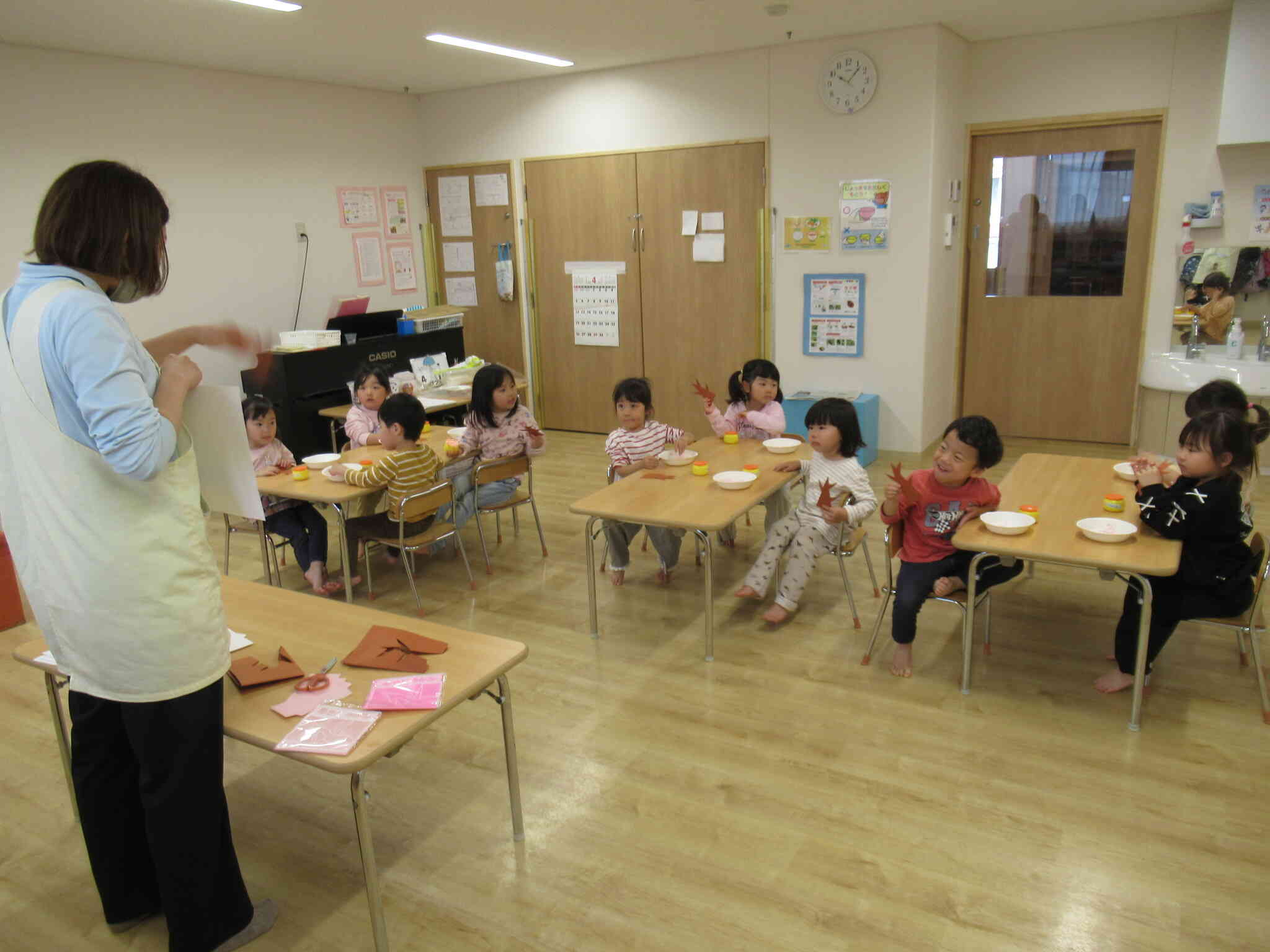 わくわく！ドキドキ！やりたい気持ちがいっぱいあふれている瞳をして、作り方のお話に聞き入っていました。