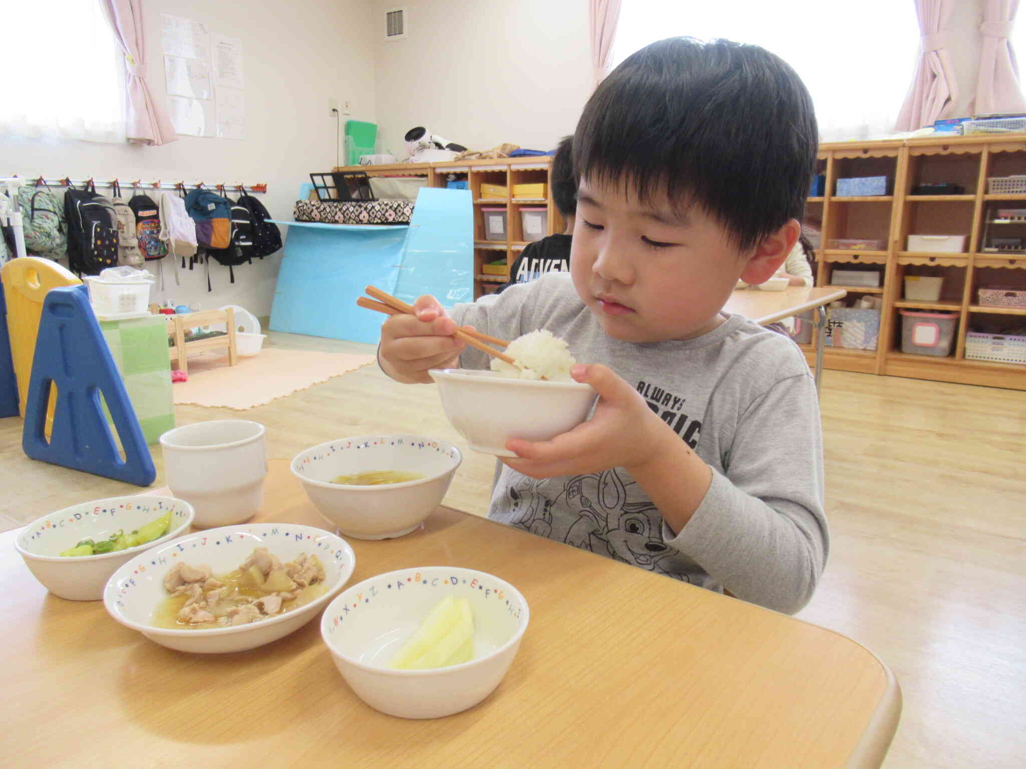 食器の持ち方や並べ方、三角食べを意識して給食を食べるよ♪