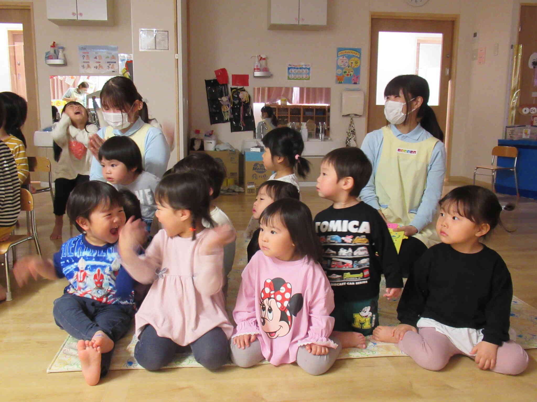 2歳児さんは動くシルエットに夢中です♡
