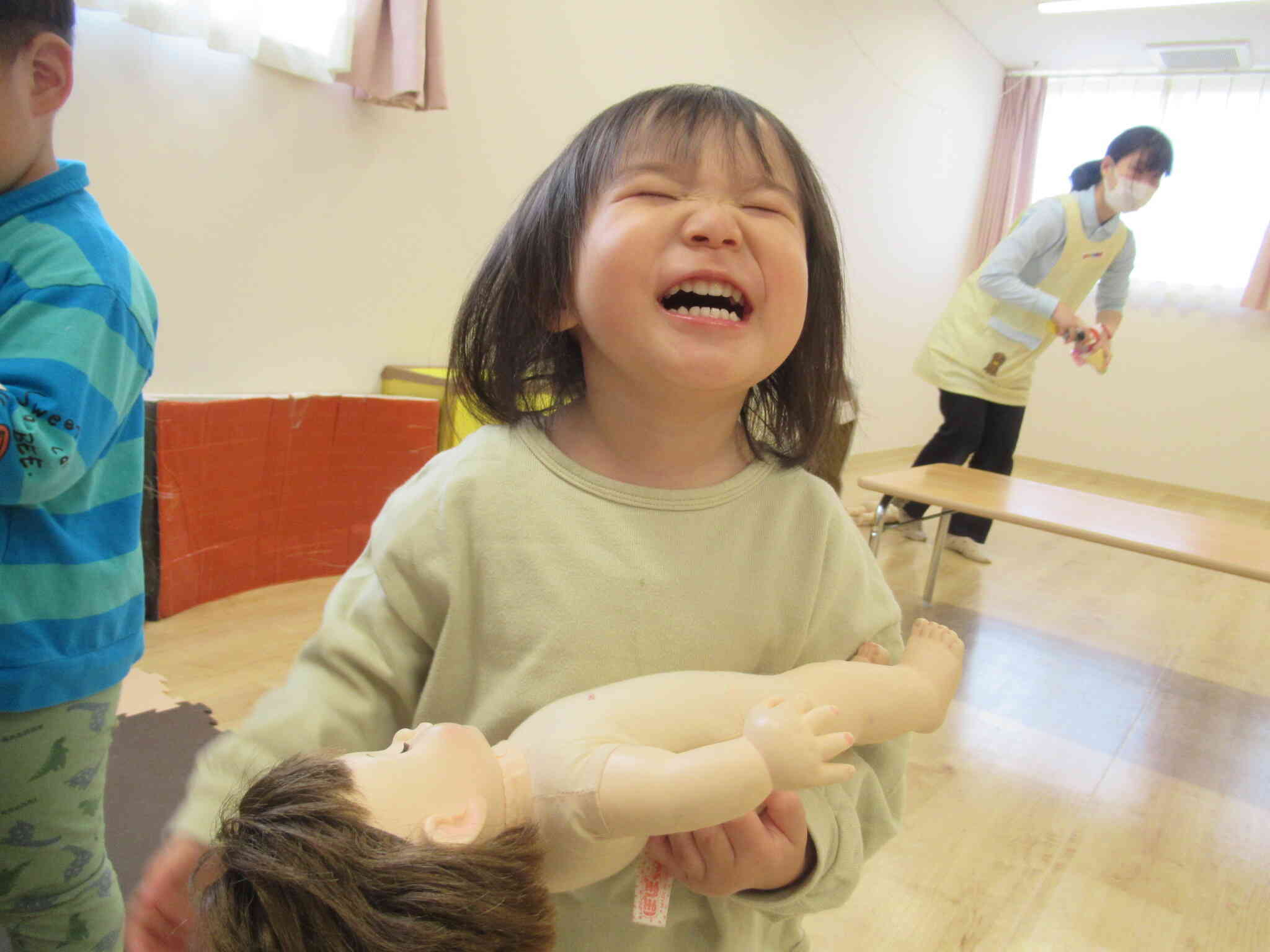 お人形さんのお世話もしているよ♡