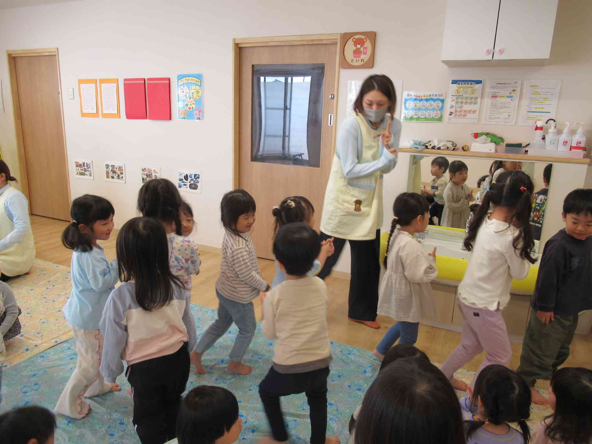 避難訓練が終わると、ぱんだ組さんきりん組さんは早速教えてもらった忍者歩きを実践していました☆彡