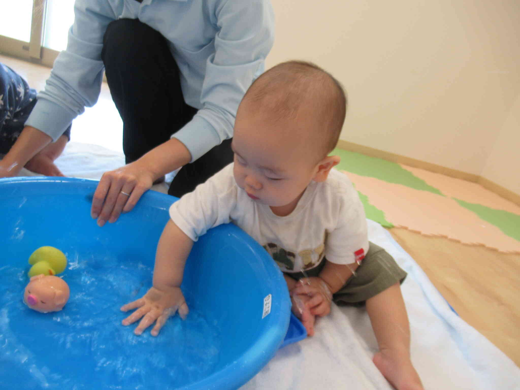 ひよこ組(１歳児)の楽しい毎日～温水遊び～